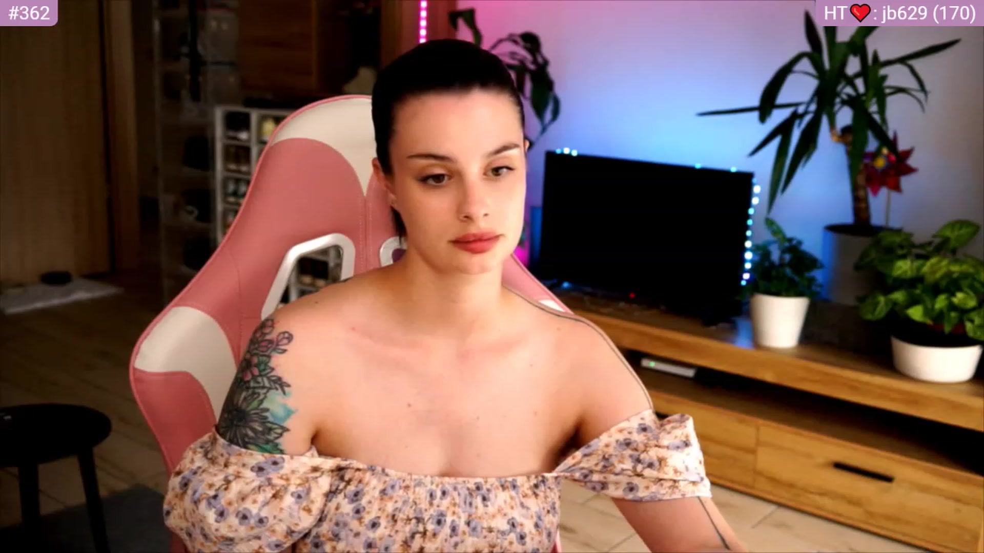 Gallery image thumbnail from lucynutty's myfreecams stream on, 06/27/2023, 10:58 image 10 of 20