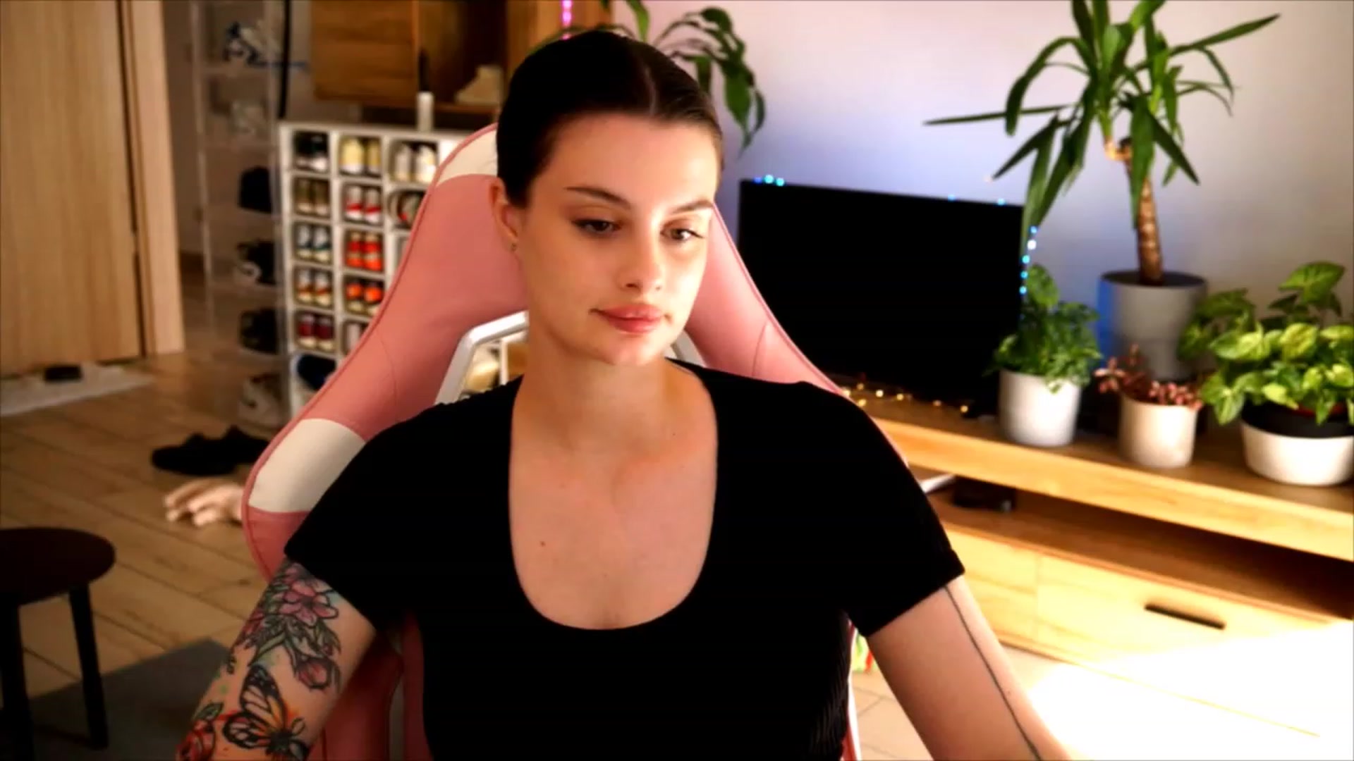 Gallery image thumbnail from lucynutty's myfreecams stream on, 06/29/2023, 16:18 image 18 of 20