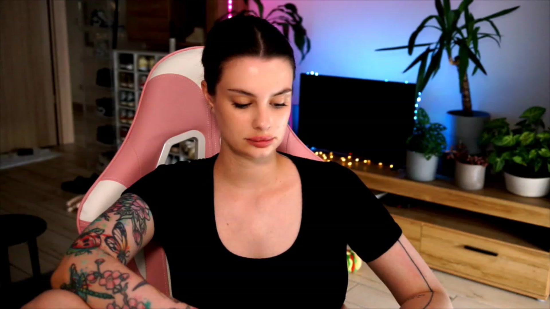 Gallery image thumbnail from lucynutty's myfreecams stream on, 06/29/2023, 16:18 image 12 of 20