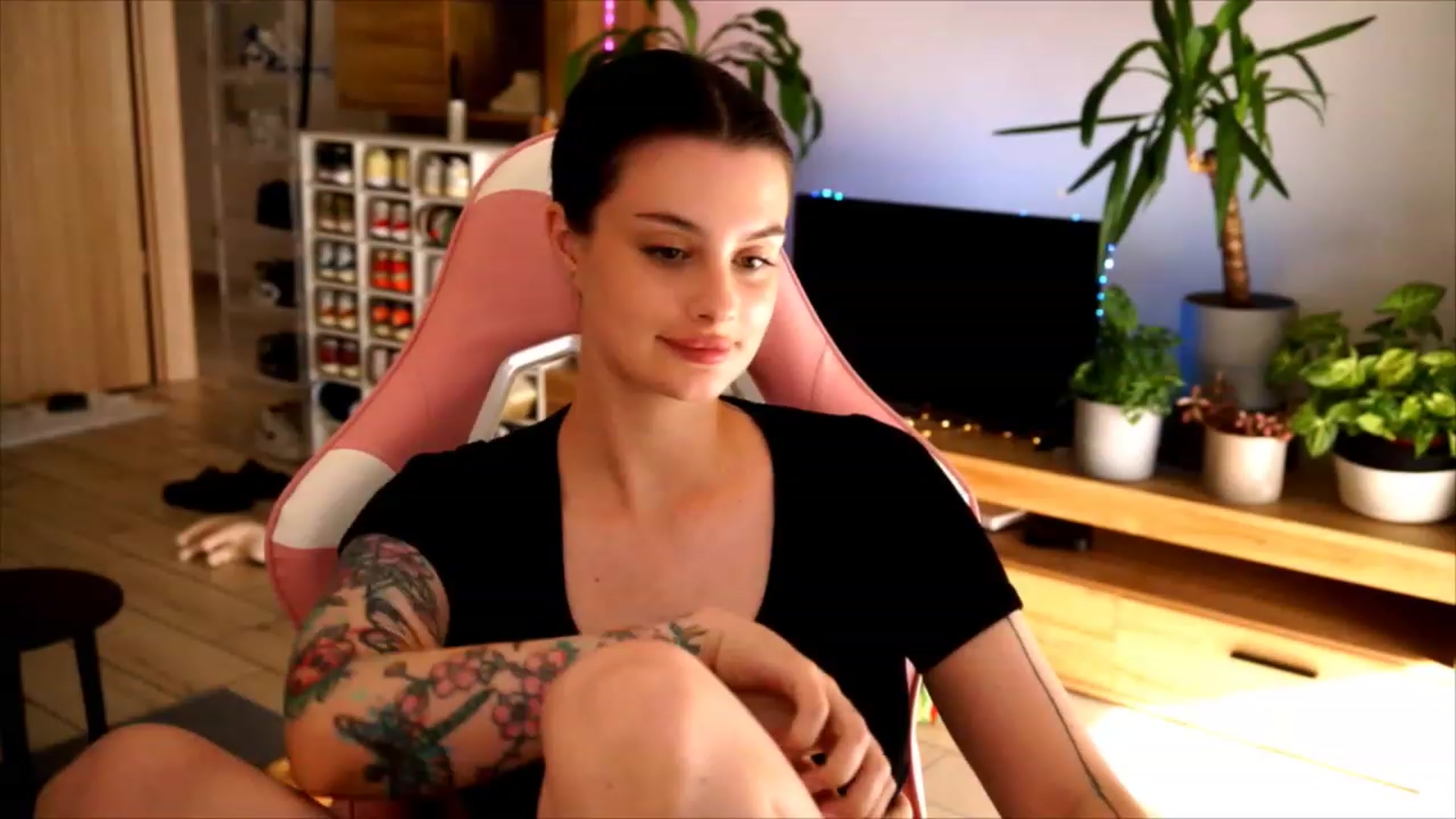 Gallery image thumbnail from lucynutty's myfreecams stream on, 06/29/2023, 16:18 image 19 of 20