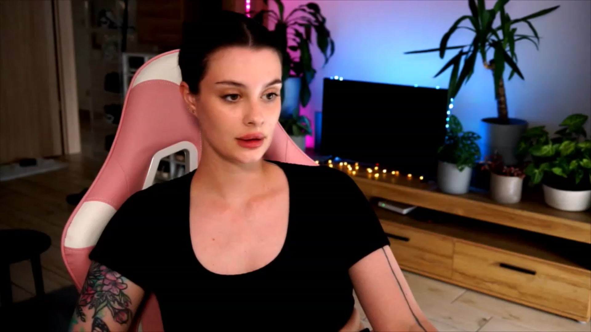 Gallery image thumbnail from lucynutty's myfreecams stream on, 06/29/2023, 16:18 image 3 of 20