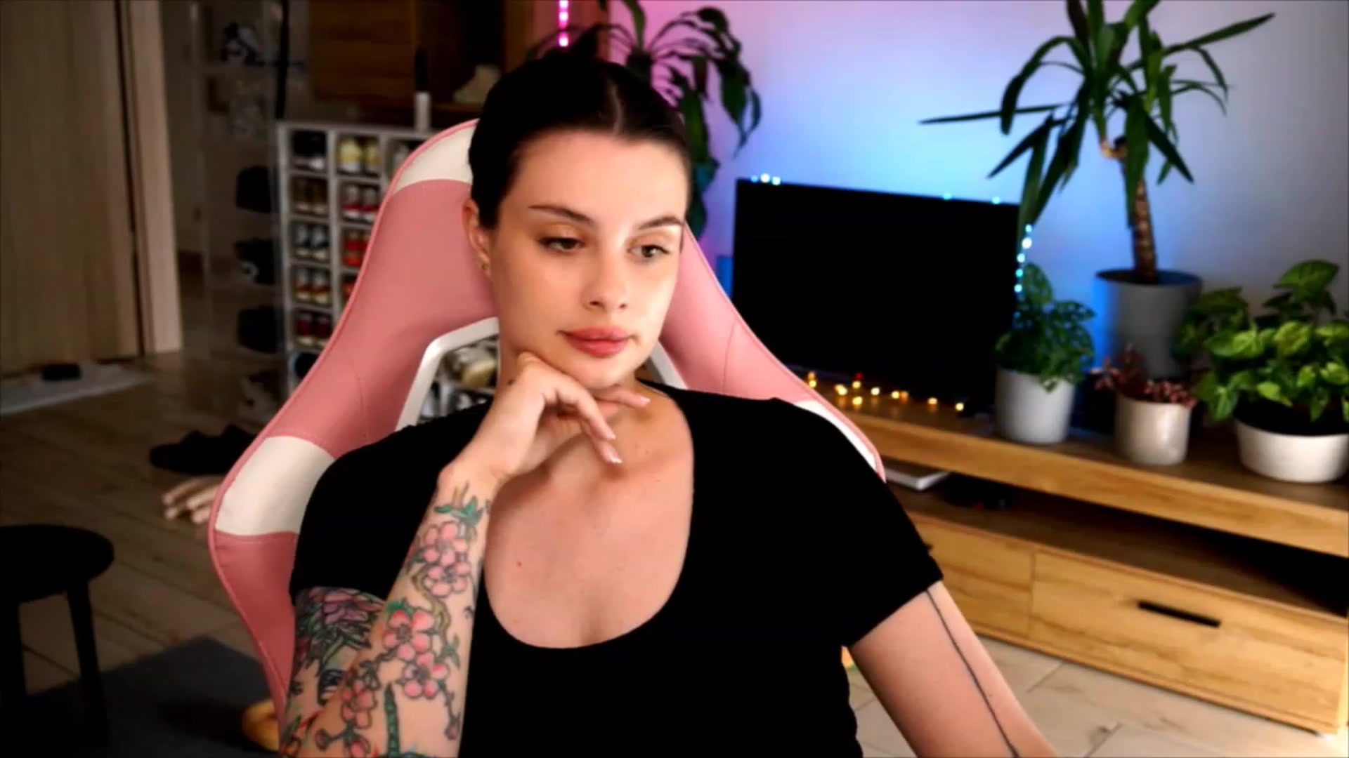 Gallery image thumbnail from lucynutty's myfreecams stream on, 06/29/2023, 16:18 image 5 of 20