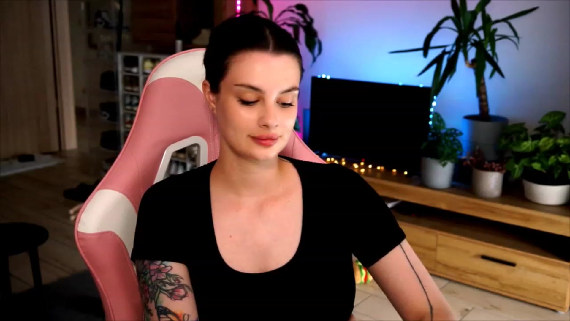 Gallery image thumbnail from lucynutty's myfreecams stream on, 06/29/2023, 16:18 image 10 of 20
