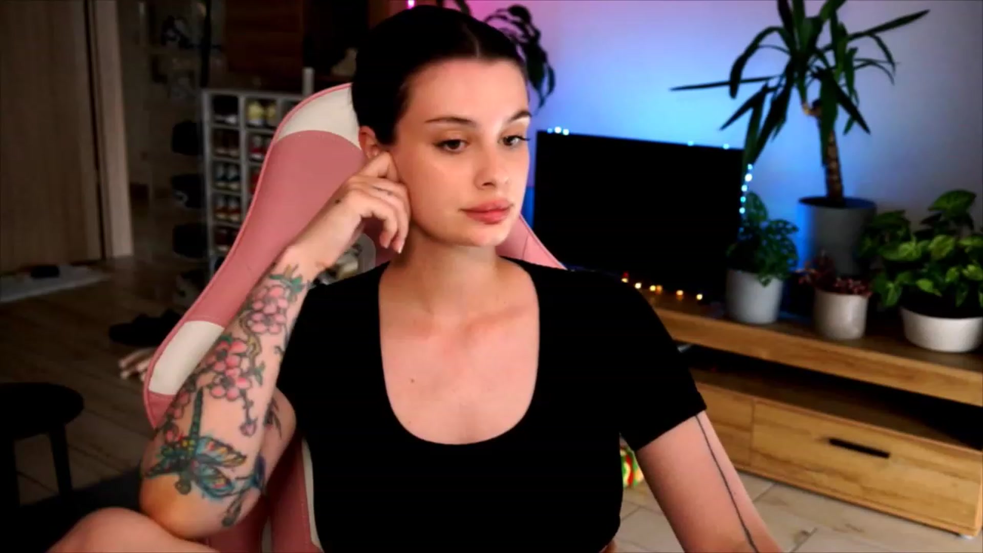 Gallery image thumbnail from lucynutty's myfreecams stream on, 06/29/2023, 16:18 image 7 of 20