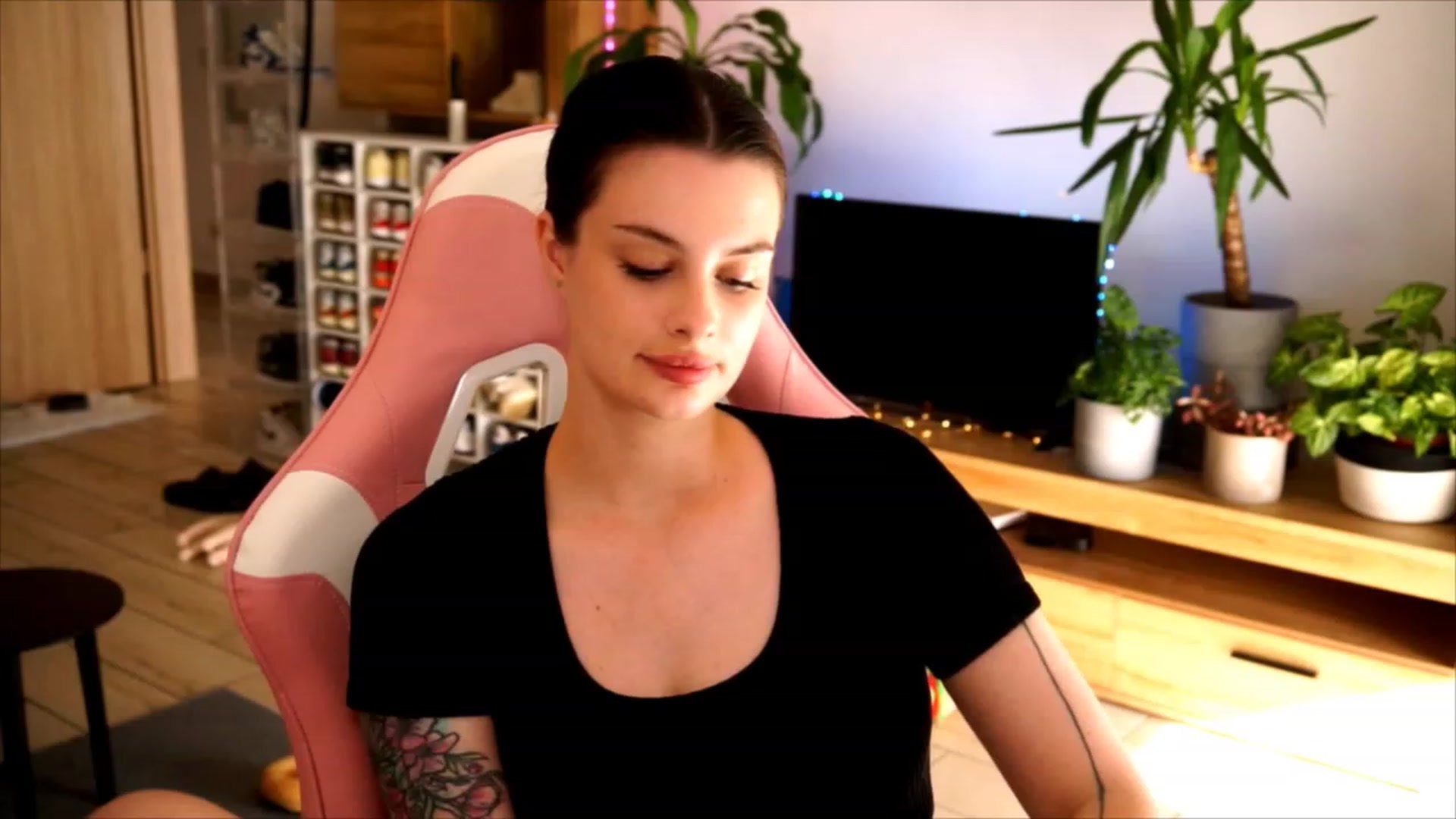 Gallery image thumbnail from lucynutty's myfreecams stream on, 06/29/2023, 16:18 image 17 of 20