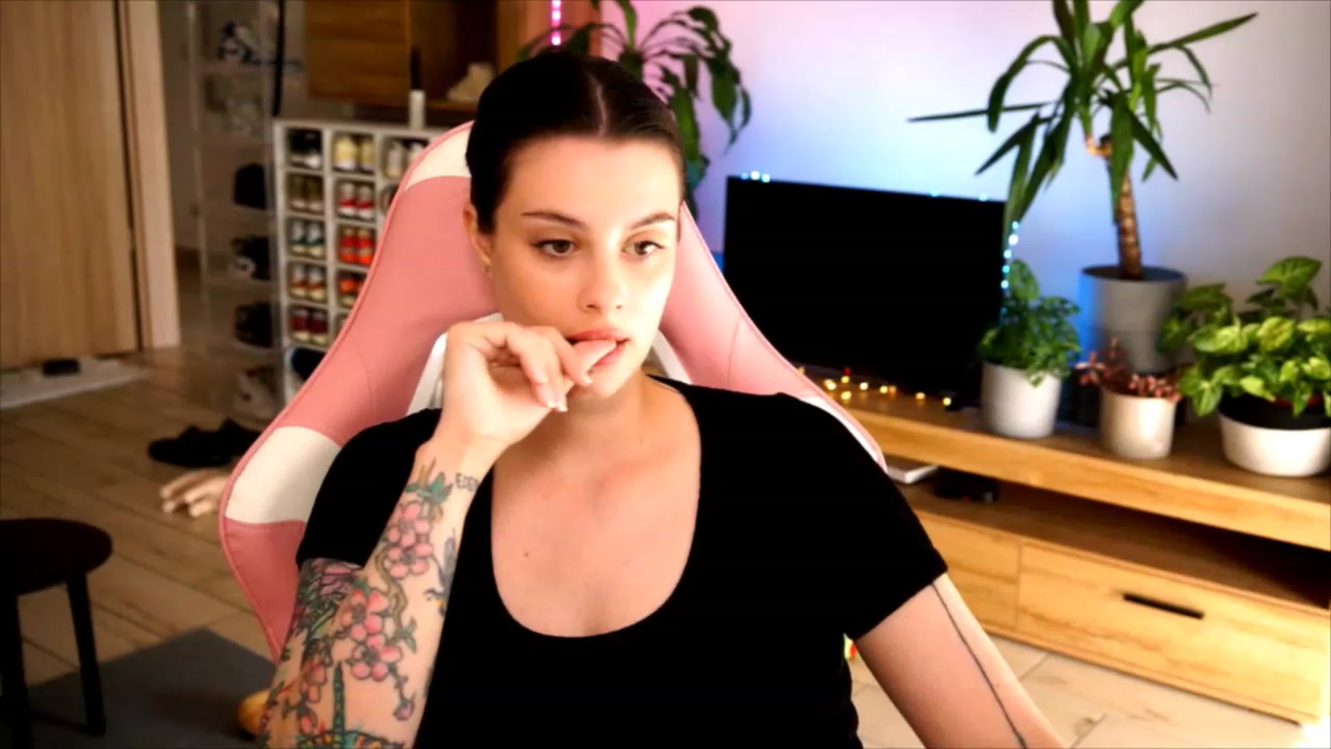 Gallery image thumbnail from lucynutty's myfreecams stream on, 06/29/2023, 16:18 image 6 of 20