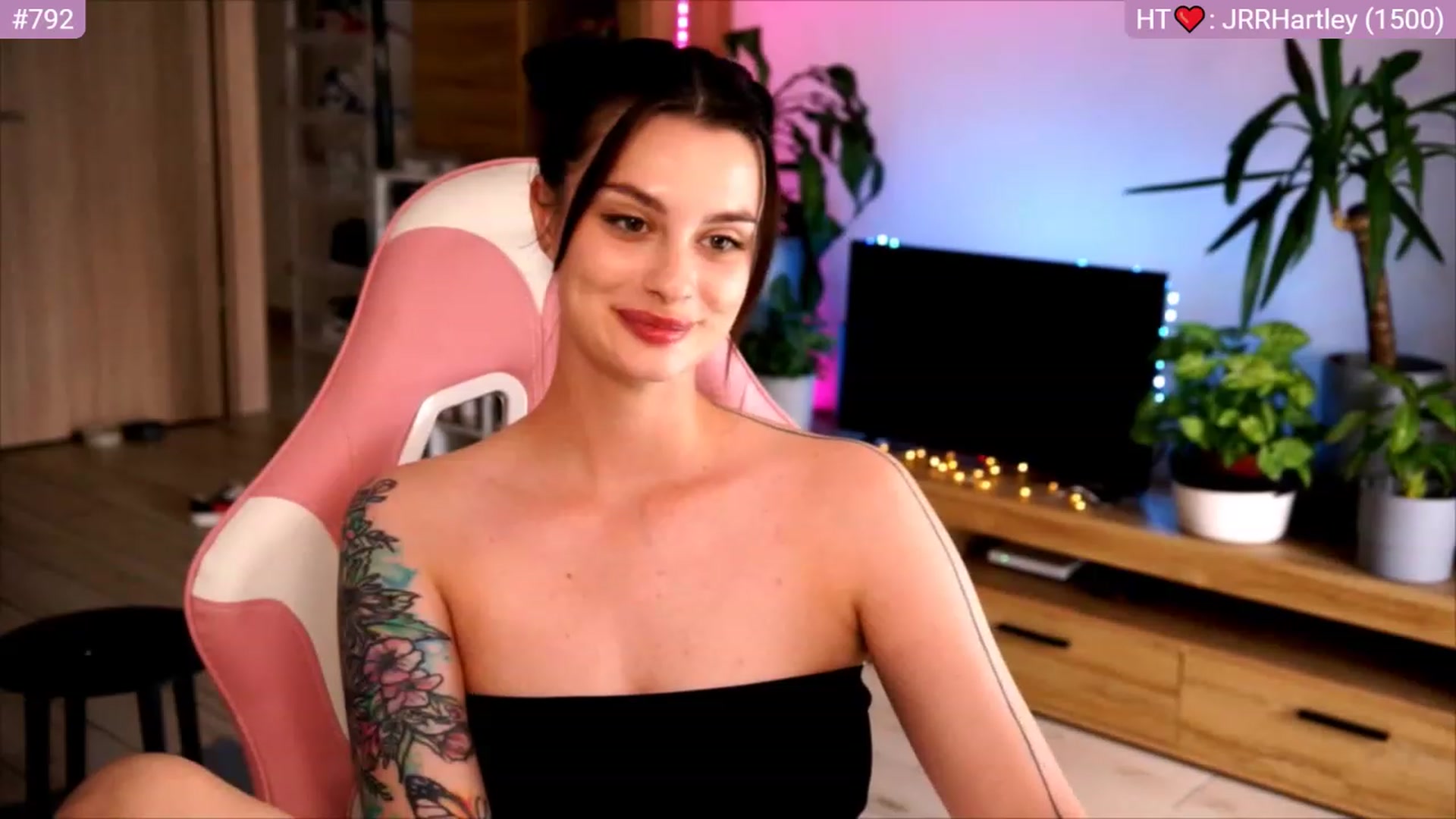 Gallery image thumbnail from lucynutty's myfreecams stream on, 07/03/2023, 11:12 image 13 of 20