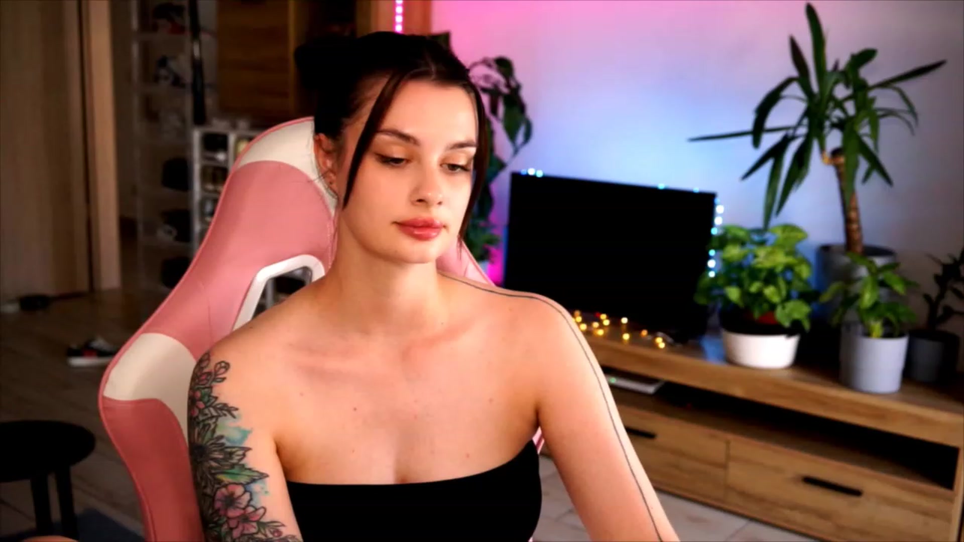 Gallery image thumbnail from lucynutty's myfreecams stream on, 07/03/2023, 11:12 image 7 of 20