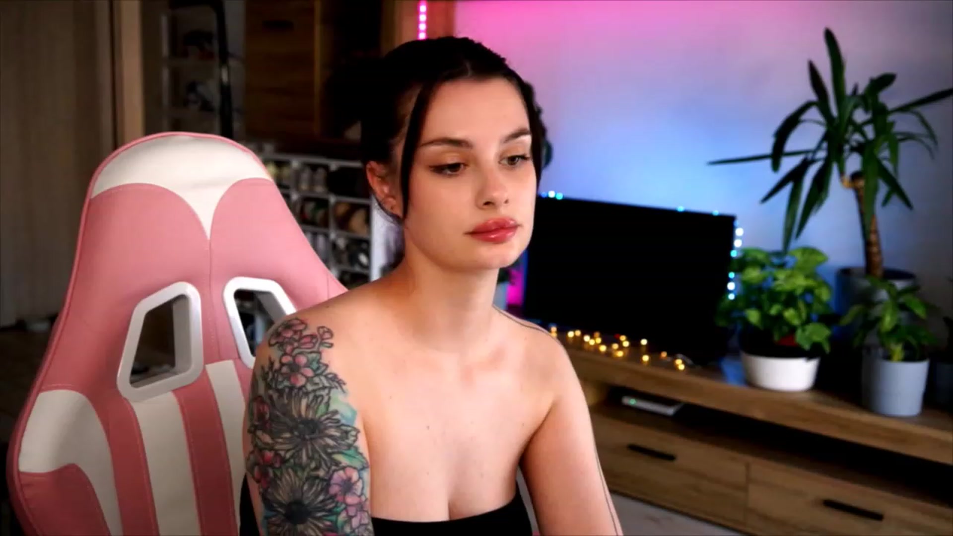 Gallery image thumbnail from lucynutty's myfreecams stream on, 07/03/2023, 11:12 image 2 of 20