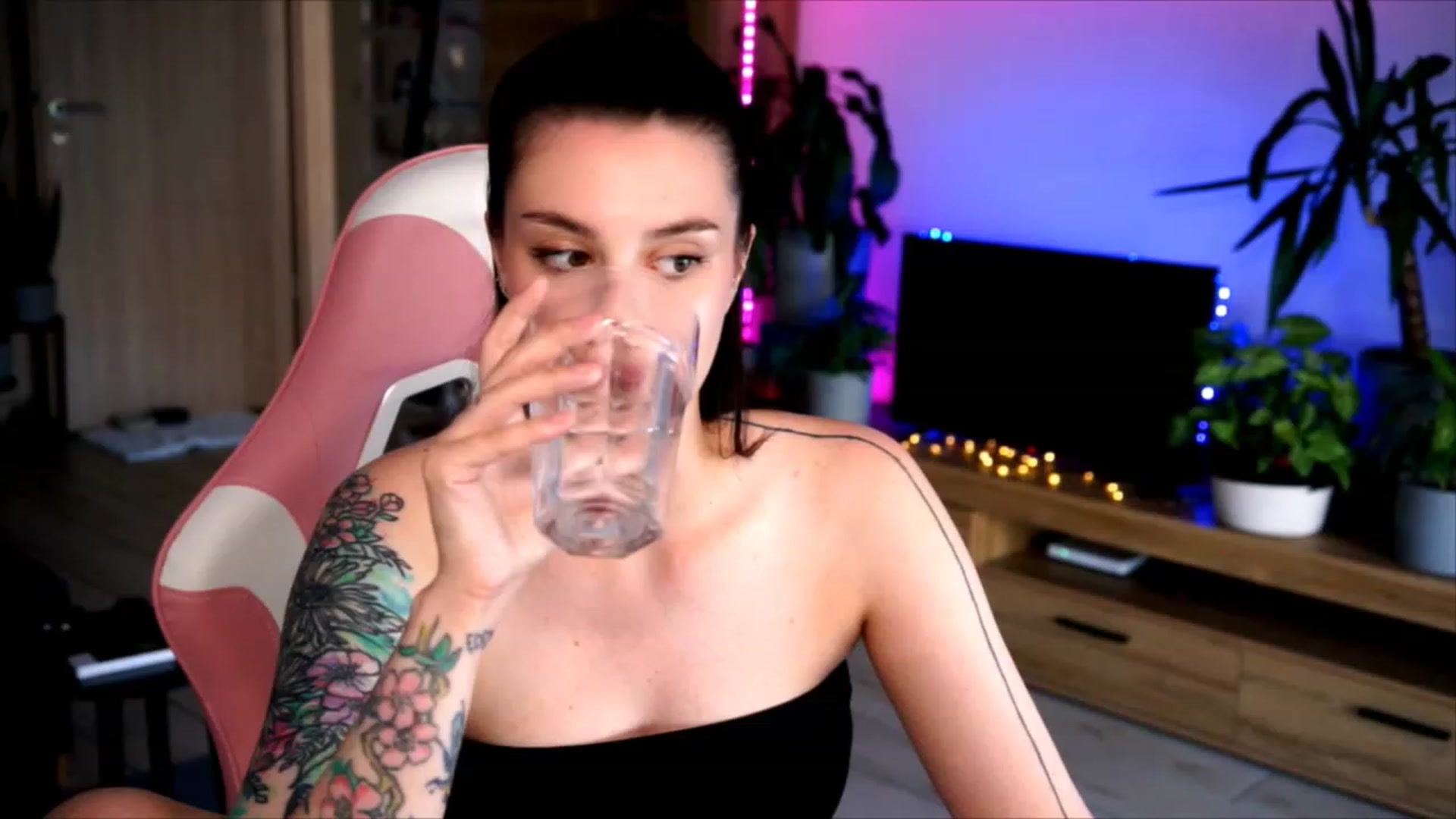 Gallery image thumbnail from lucynutty's myfreecams stream on, 07/09/2023, 10:23 image 1 of 20