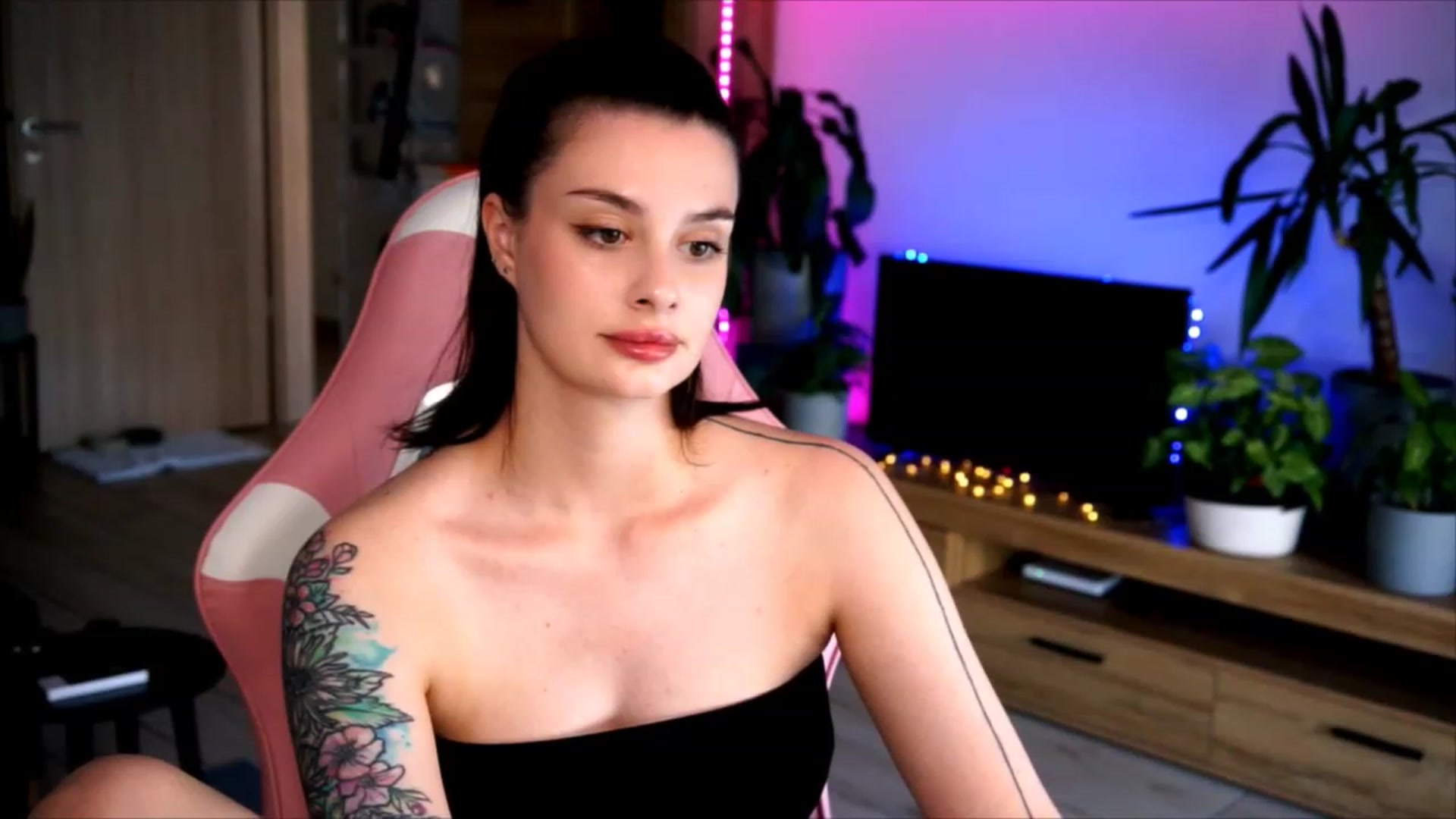 Gallery image thumbnail from lucynutty's myfreecams stream on, 07/09/2023, 10:23 image 9 of 20