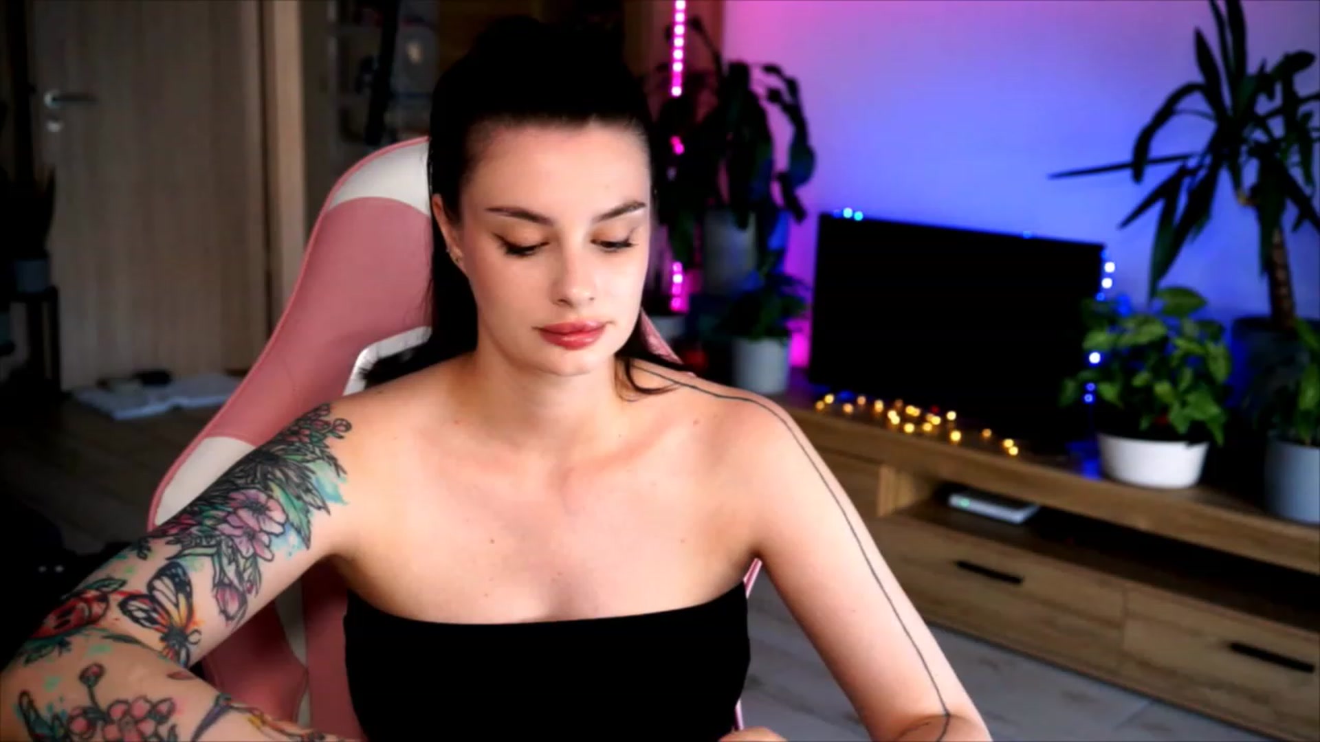 Gallery image thumbnail from lucynutty's myfreecams stream on, 07/09/2023, 10:23 image 3 of 20
