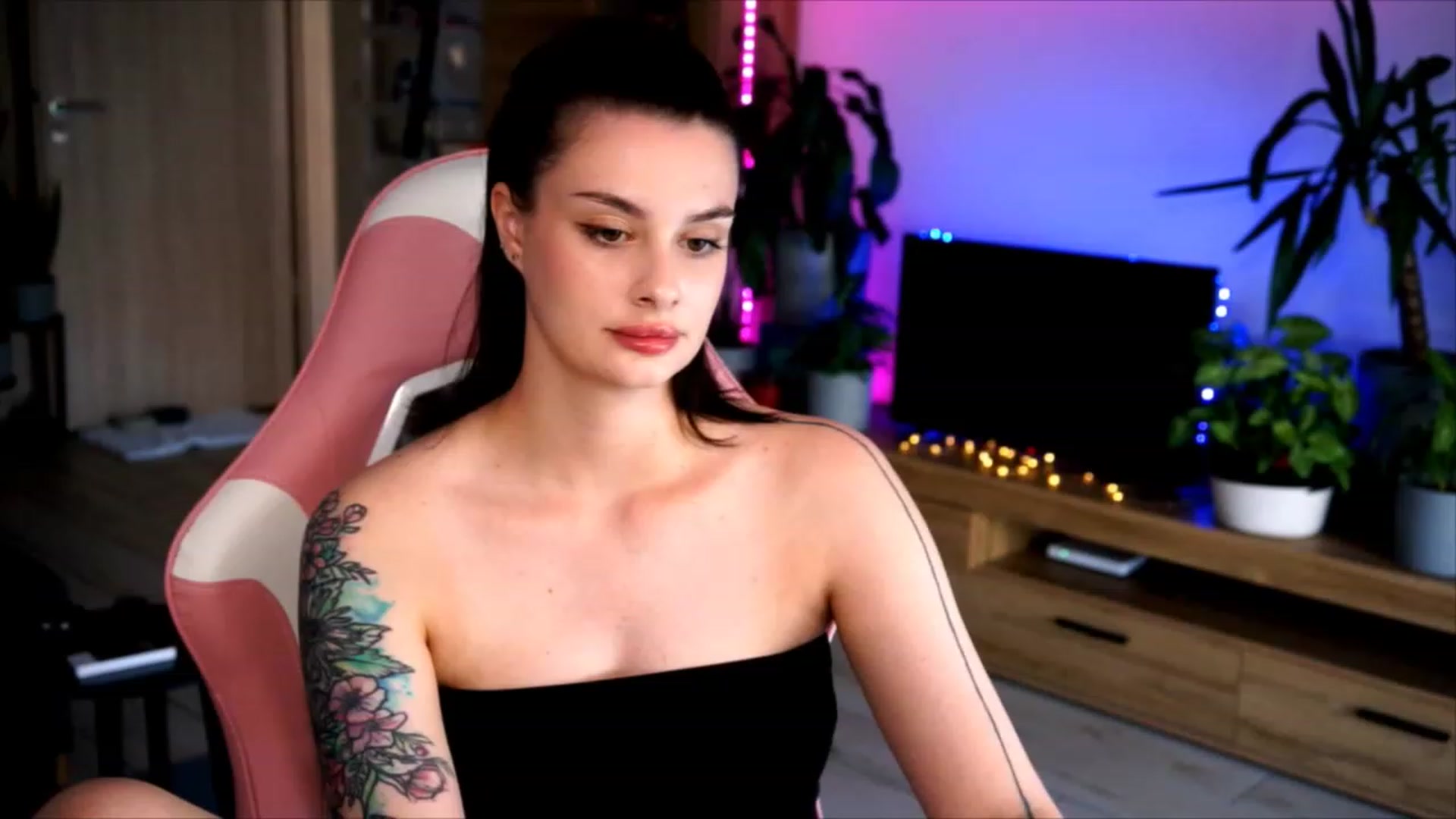Gallery image thumbnail from lucynutty's myfreecams stream on, 07/09/2023, 10:23 image 6 of 20