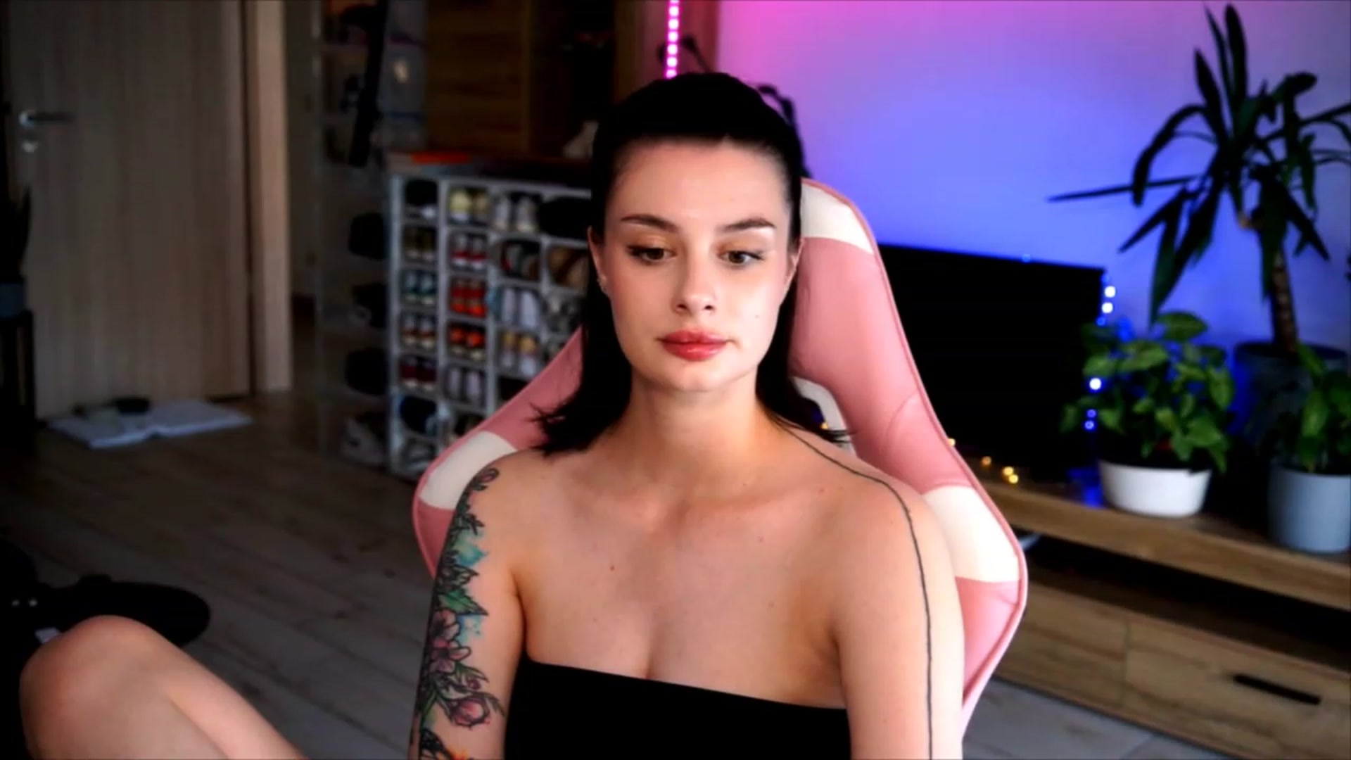 Gallery image thumbnail from lucynutty's myfreecams stream on, 07/09/2023, 10:23 image 19 of 20