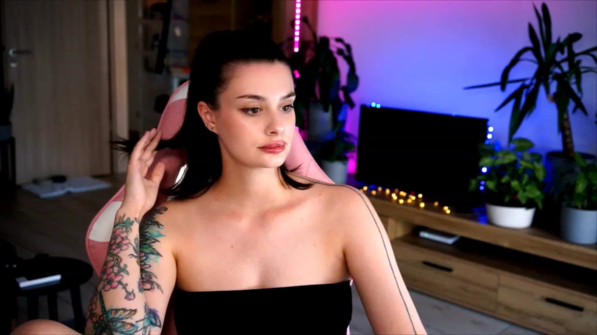 Gallery image thumbnail from lucynutty's myfreecams stream on, 07/09/2023, 10:23 image 15 of 20