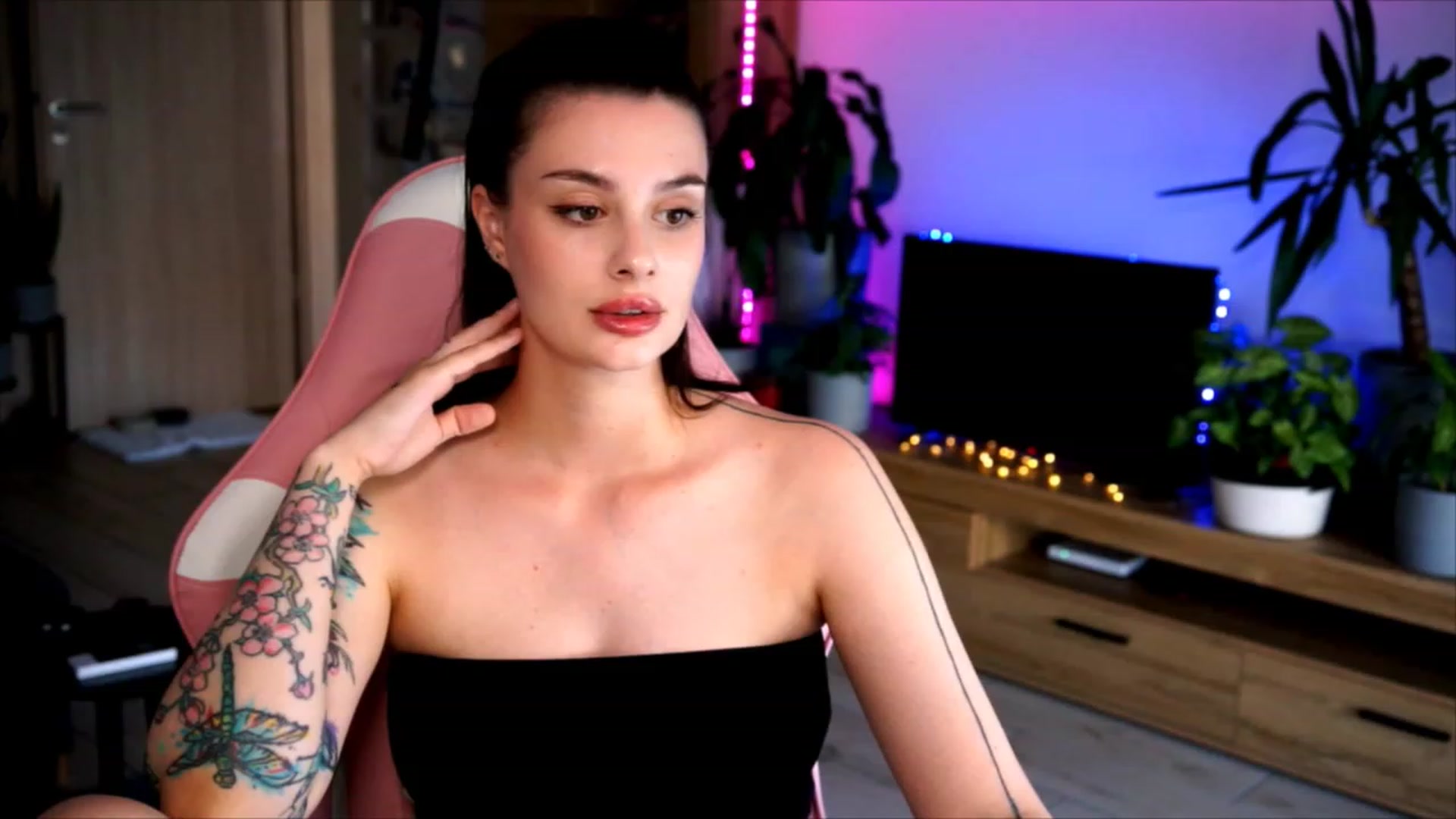 Gallery image thumbnail from lucynutty's myfreecams stream on, 07/09/2023, 10:23 image 4 of 20