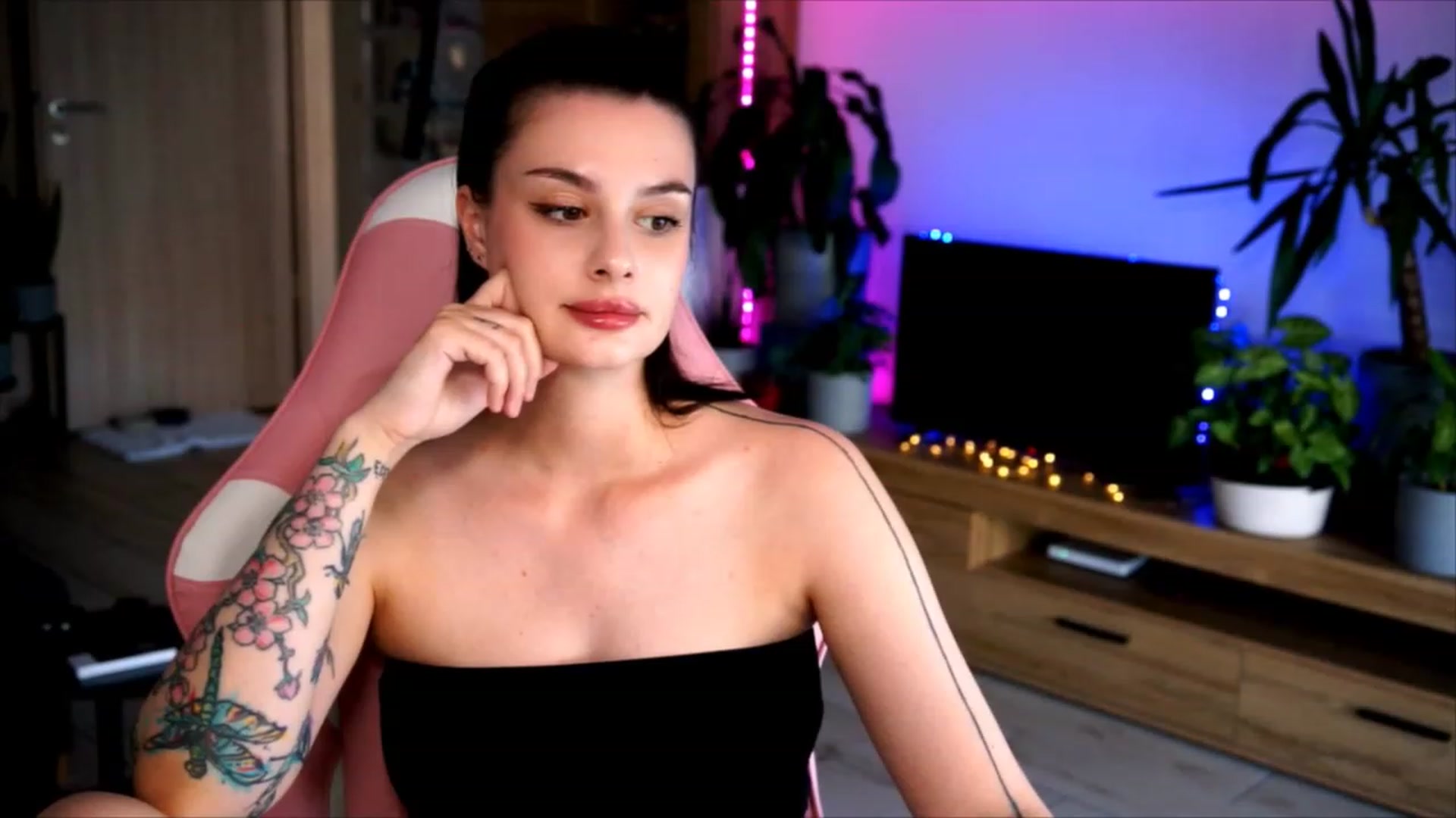Gallery image thumbnail from lucynutty's myfreecams stream on, 07/09/2023, 10:23 image 7 of 20