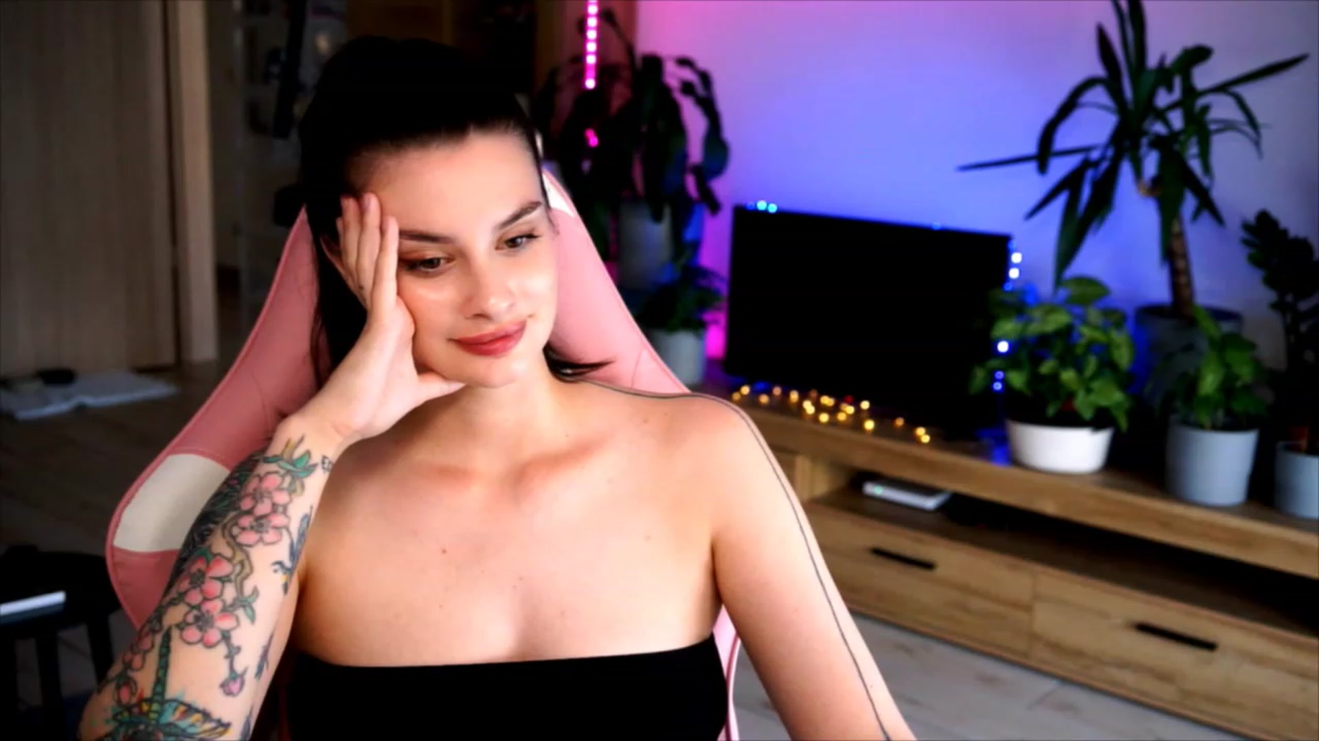 Gallery image thumbnail from lucynutty's myfreecams stream on, 07/09/2023, 11:03 image 12 of 20