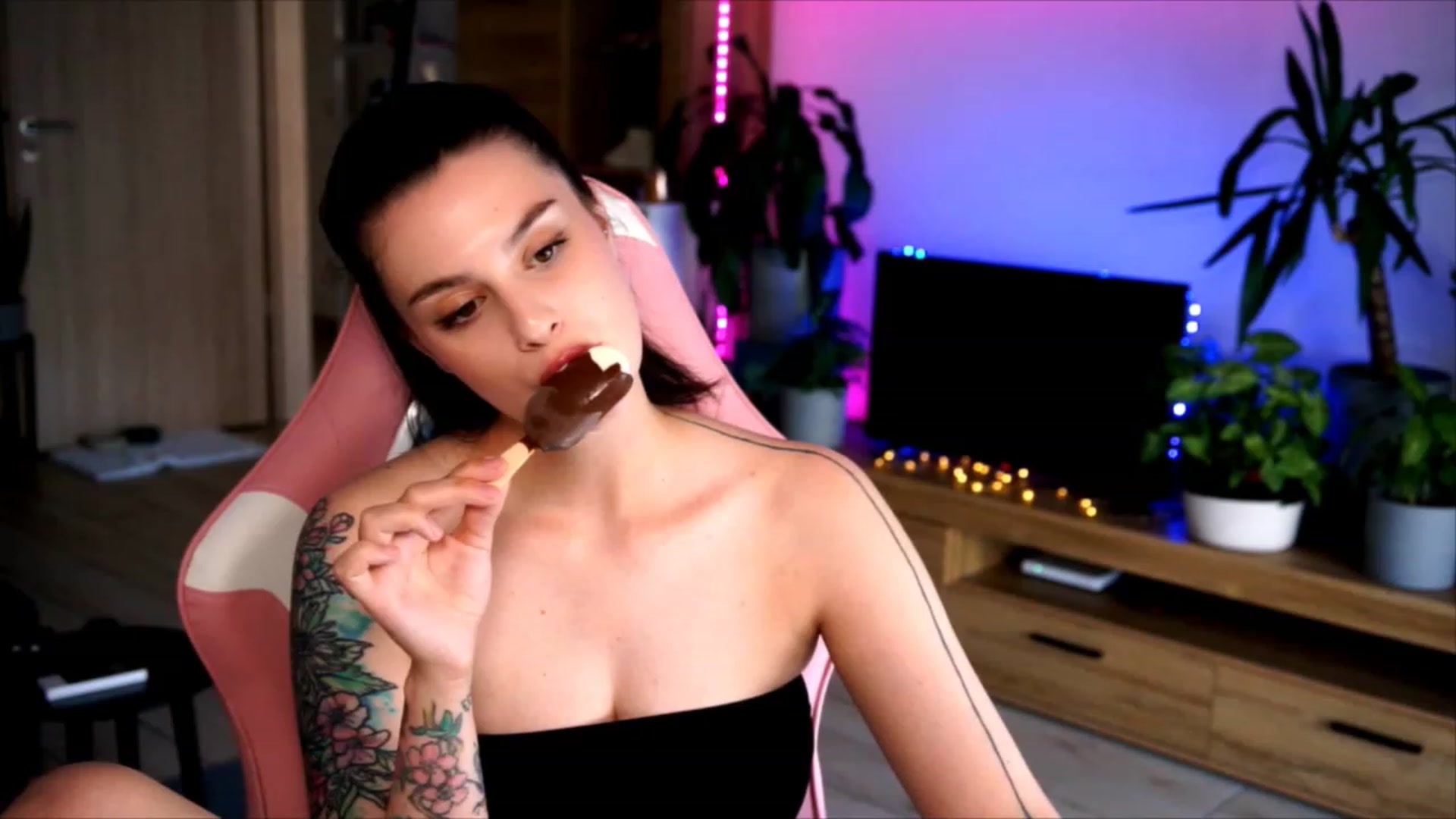 Gallery image thumbnail from lucynutty's myfreecams stream on, 07/09/2023, 11:03 image 1 of 20