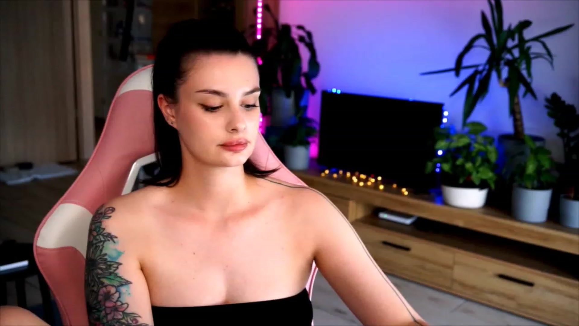 Gallery image thumbnail from lucynutty's myfreecams stream on, 07/09/2023, 11:03 image 17 of 20