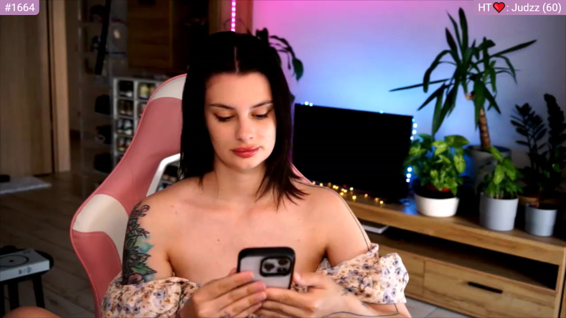 Gallery image thumbnail from lucynutty's myfreecams stream on, 07/12/2023, 08:31 image 5 of 20