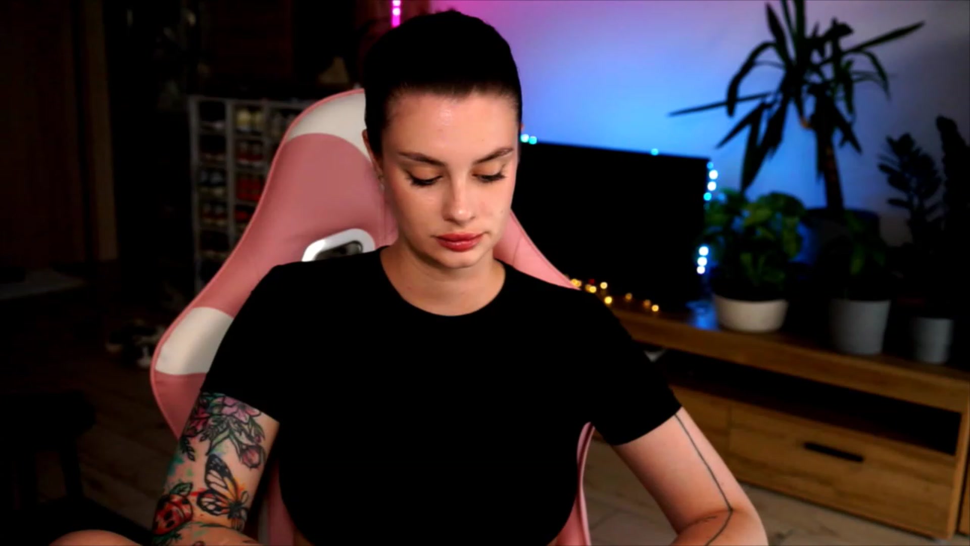 Gallery image thumbnail from lucynutty's myfreecams stream on, 07/12/2023, 17:30 image 18 of 20