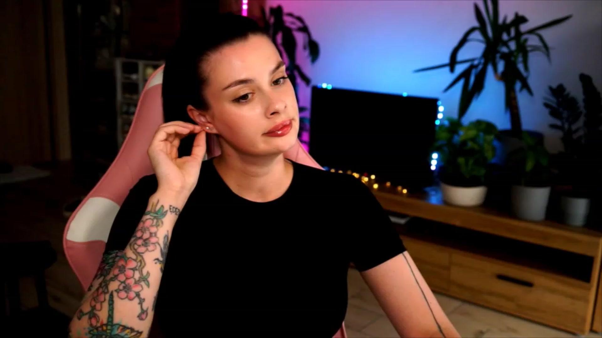 Gallery image thumbnail from lucynutty's myfreecams stream on, 07/12/2023, 17:30 image 12 of 20