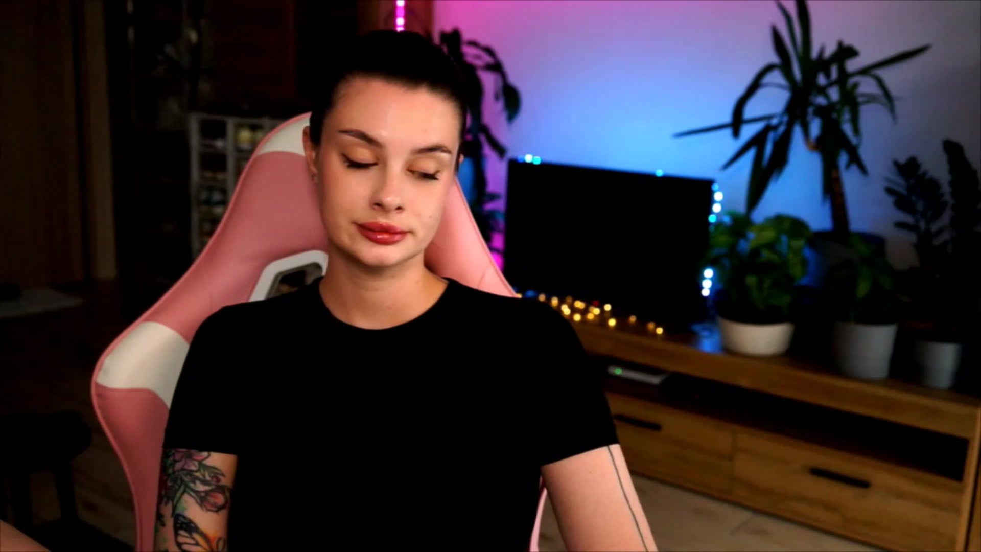 Gallery image thumbnail from lucynutty's myfreecams stream on, 07/12/2023, 17:30 image 7 of 20