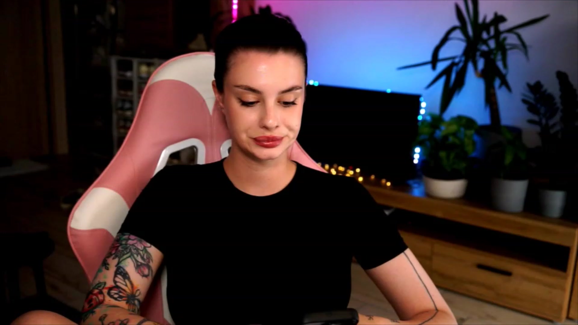 Gallery image thumbnail from lucynutty's myfreecams stream on, 07/12/2023, 17:30 image 14 of 20