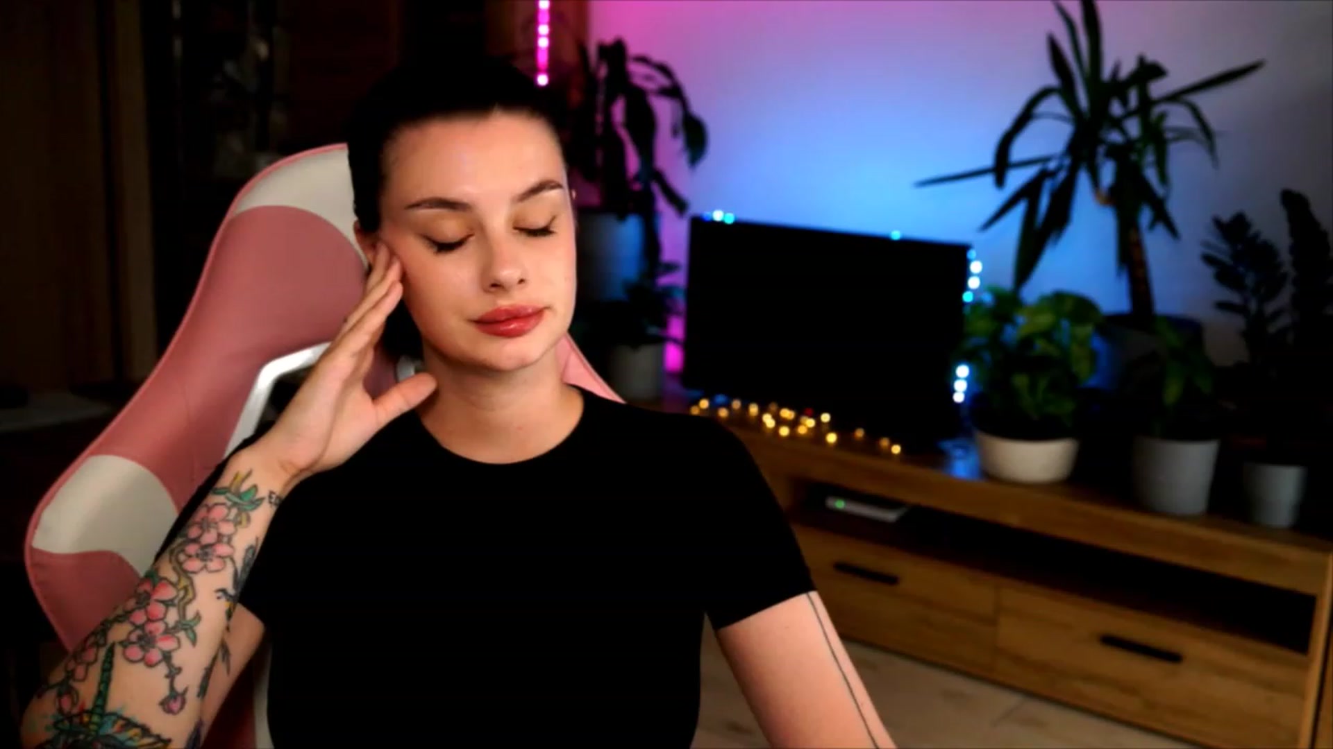 Gallery image thumbnail from lucynutty's myfreecams stream on, 07/12/2023, 17:30 image 9 of 20