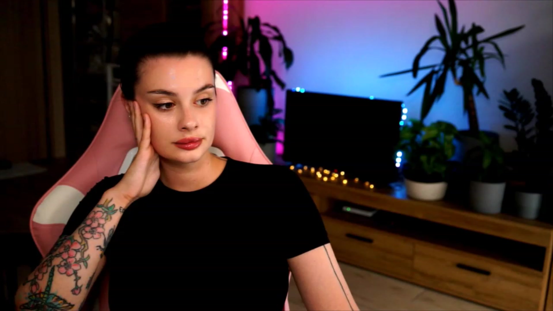 Gallery image thumbnail from lucynutty's myfreecams stream on, 07/12/2023, 17:30 image 8 of 20