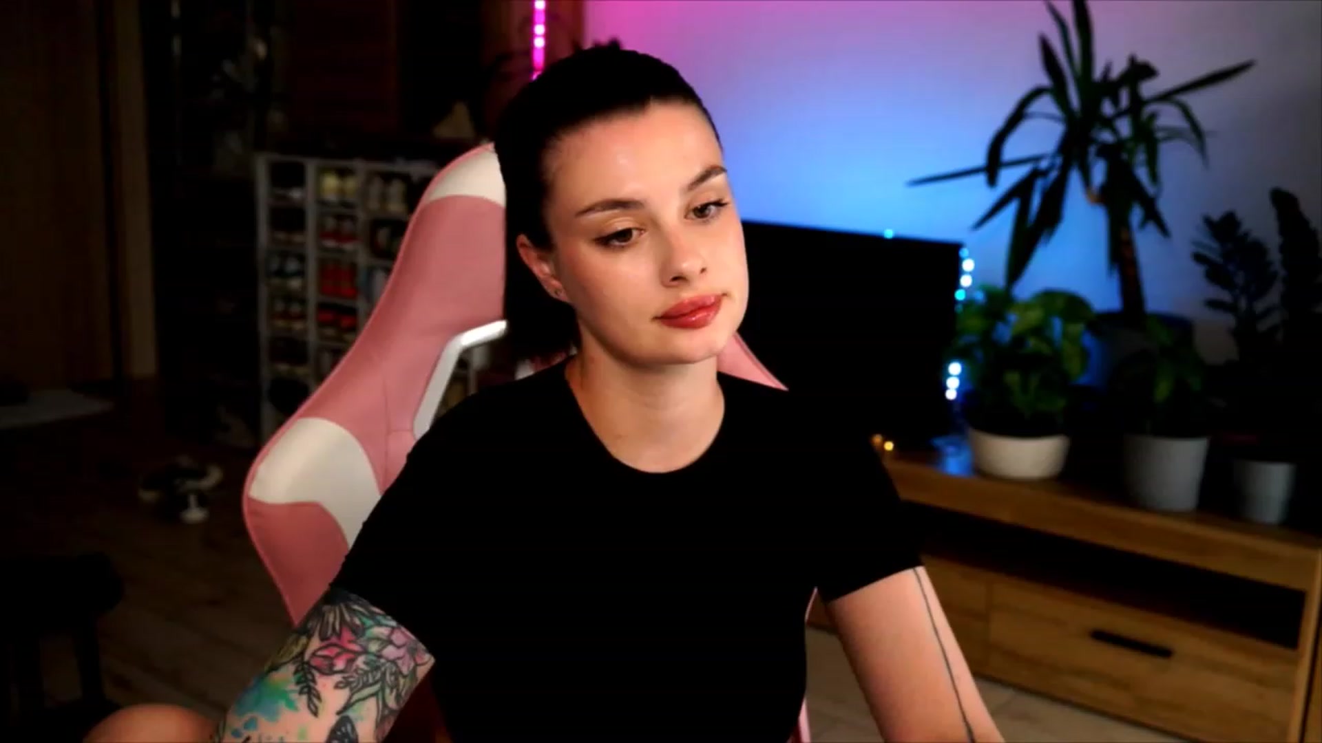 Gallery image thumbnail from lucynutty's myfreecams stream on, 07/12/2023, 17:30 image 6 of 20