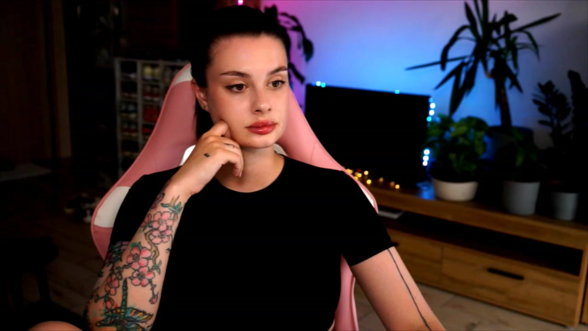 Gallery image thumbnail from lucynutty's myfreecams stream on, 07/12/2023, 17:30 image 17 of 20