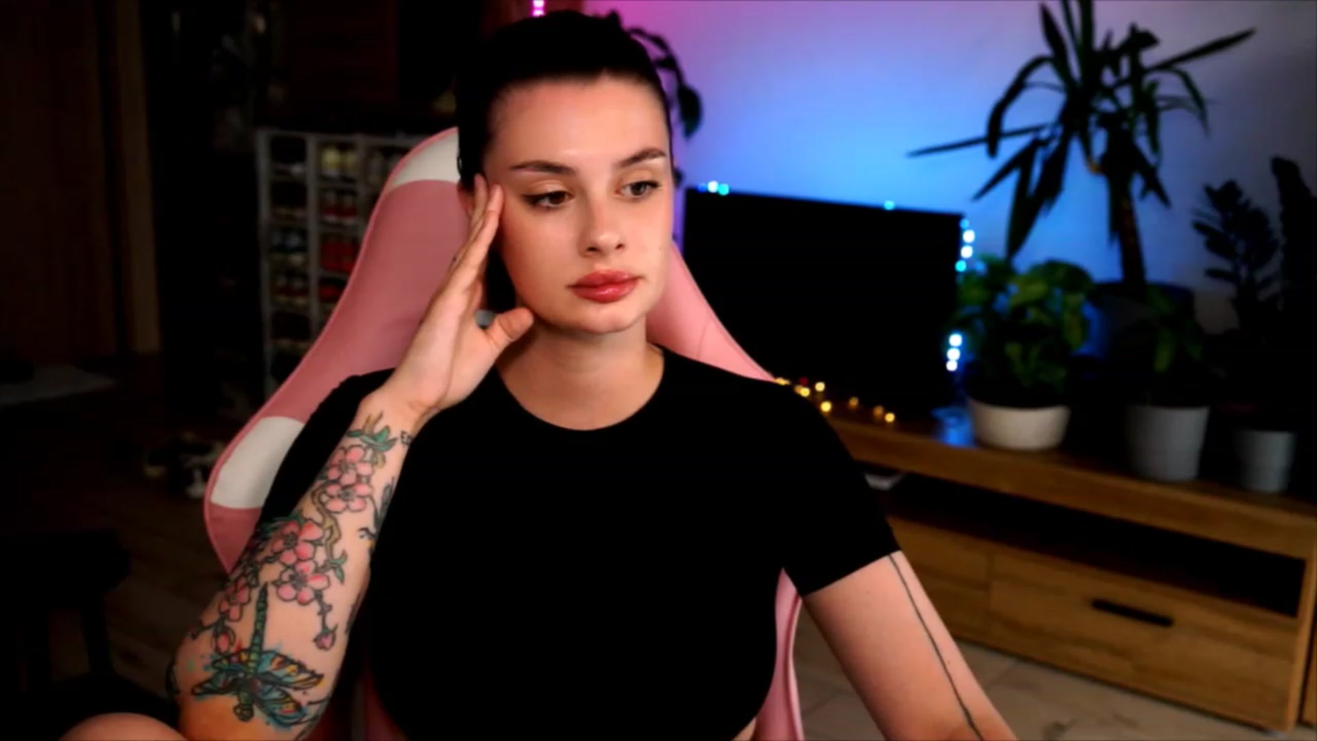 Gallery image thumbnail from lucynutty's myfreecams stream on, 07/12/2023, 17:30 image 16 of 20
