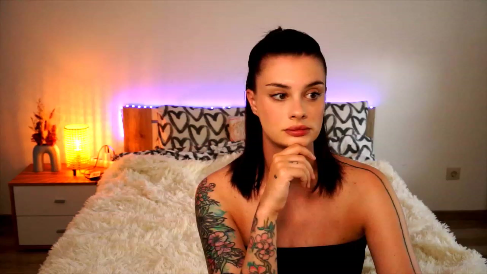 Gallery image thumbnail from lucynutty's myfreecams stream on, 08/03/2023, 15:48 image 4 of 20