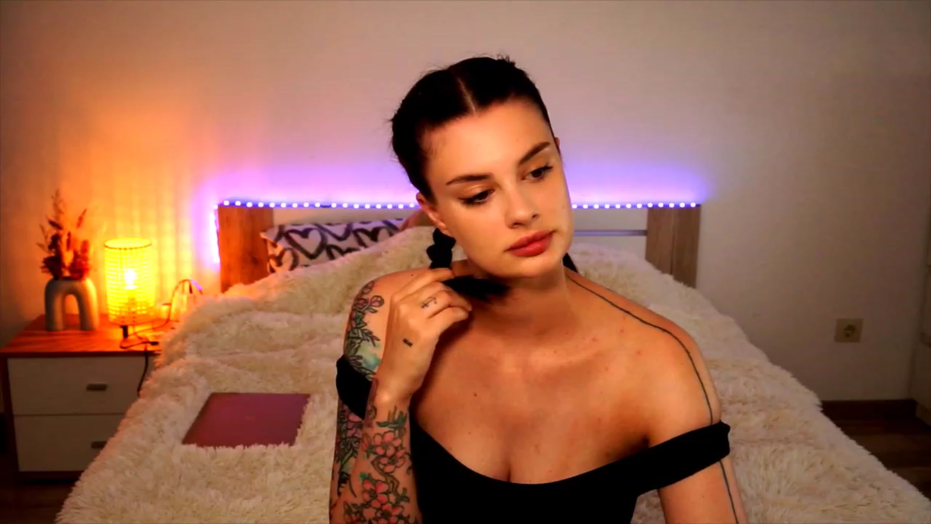 Gallery image thumbnail from lucynutty's myfreecams stream on, 08/04/2023, 09:42 image 3 of 20