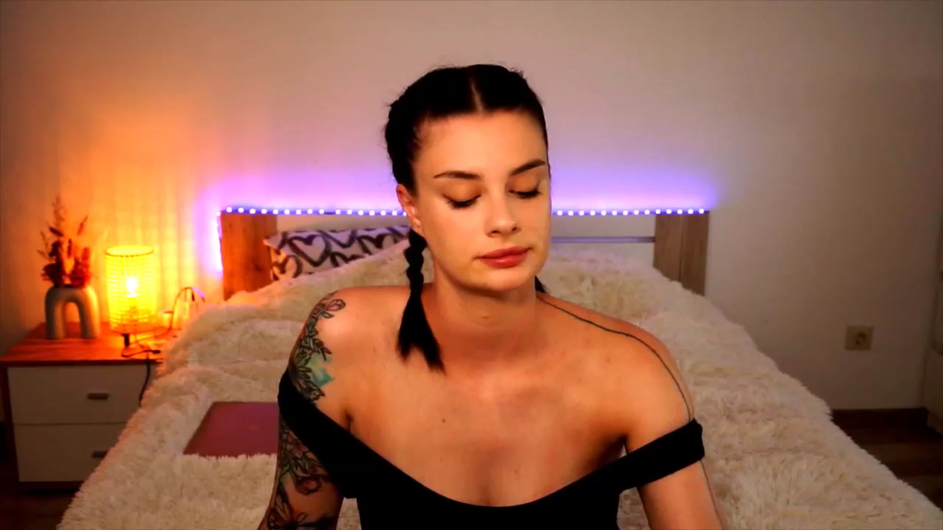 Gallery image thumbnail from lucynutty's myfreecams stream on, 08/04/2023, 09:42 image 17 of 20