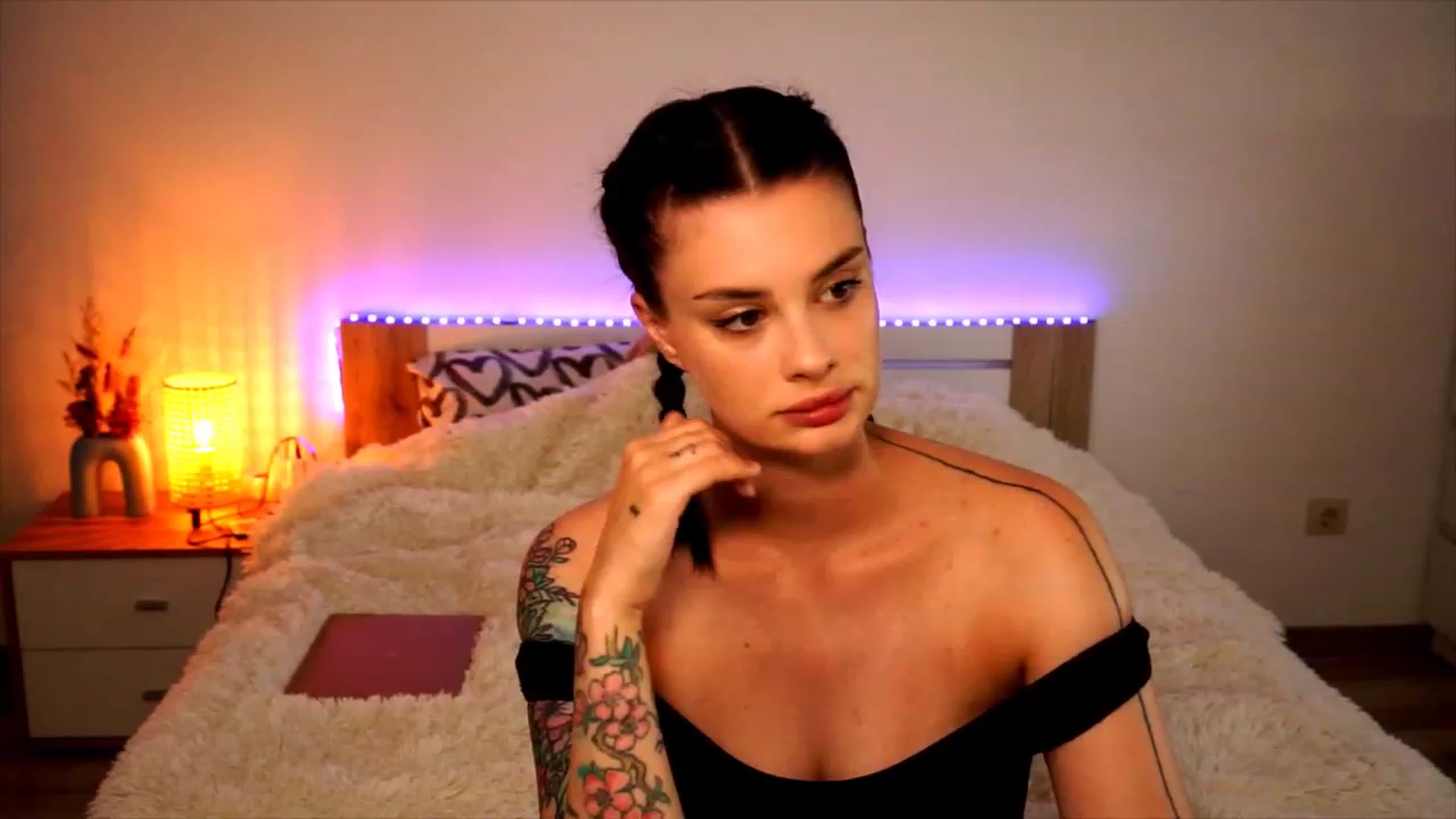 Gallery image thumbnail from lucynutty's myfreecams stream on, 08/04/2023, 09:42 image 8 of 20