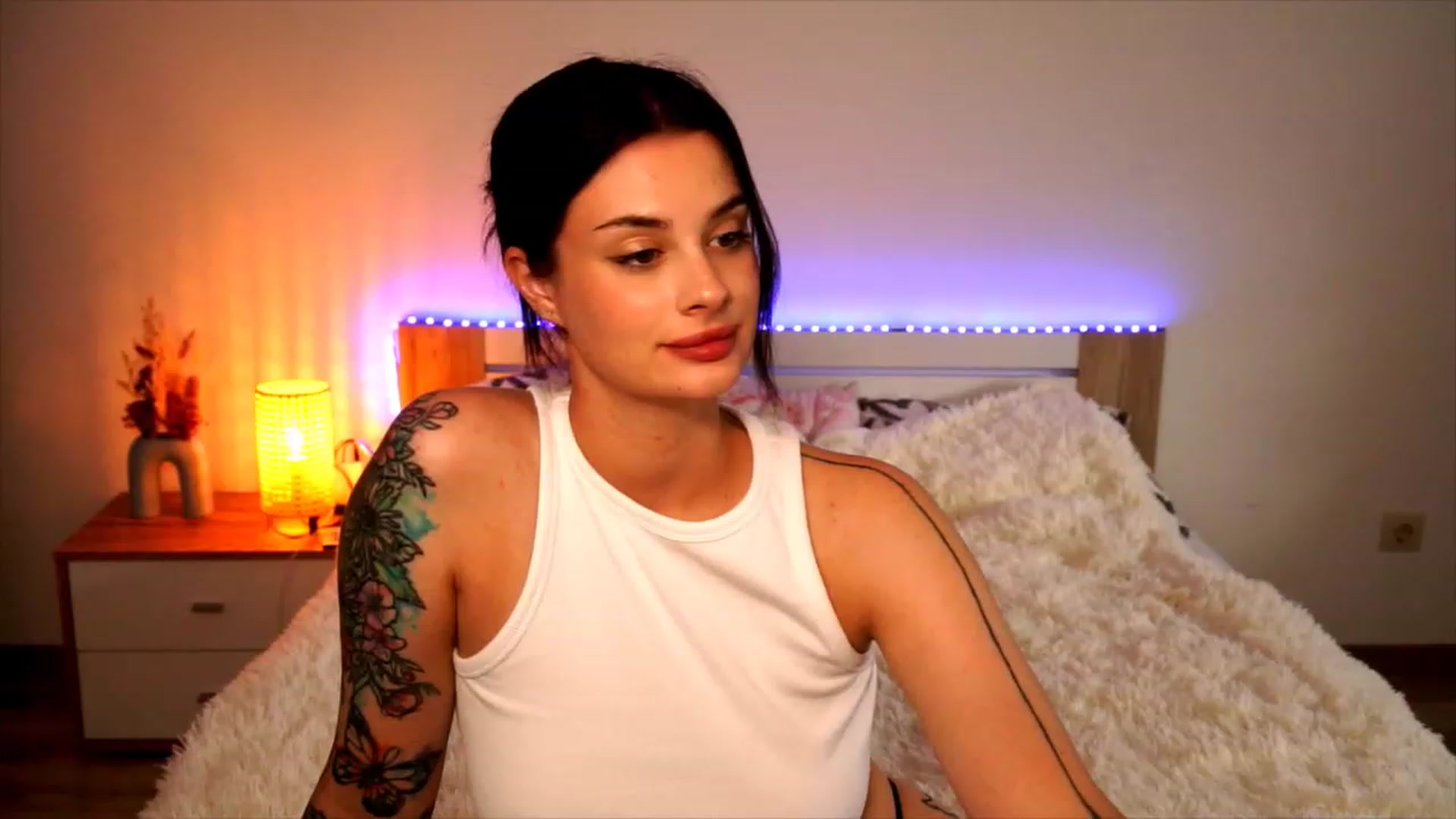 Gallery image thumbnail from lucynutty's myfreecams stream on, 08/06/2023, 14:45 image 11 of 20
