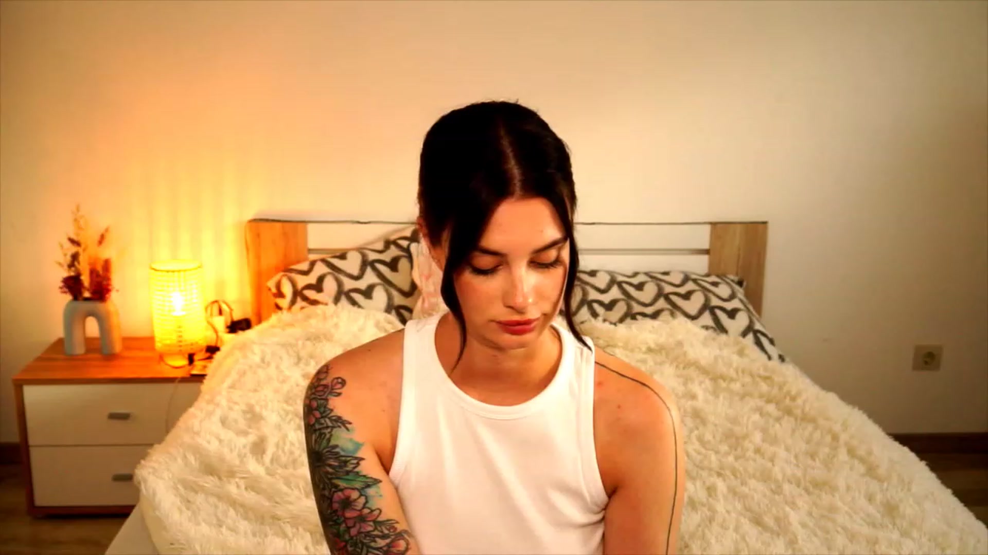 Gallery image thumbnail from lucynutty's myfreecams stream on, 08/06/2023, 17:13 image 19 of 20