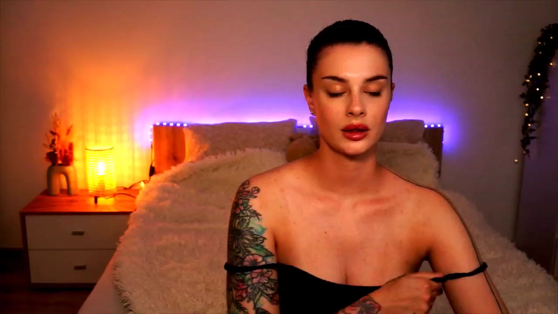 Gallery image thumbnail from lucynutty's myfreecams stream on, 08/09/2023, 19:36 image 20 of 20