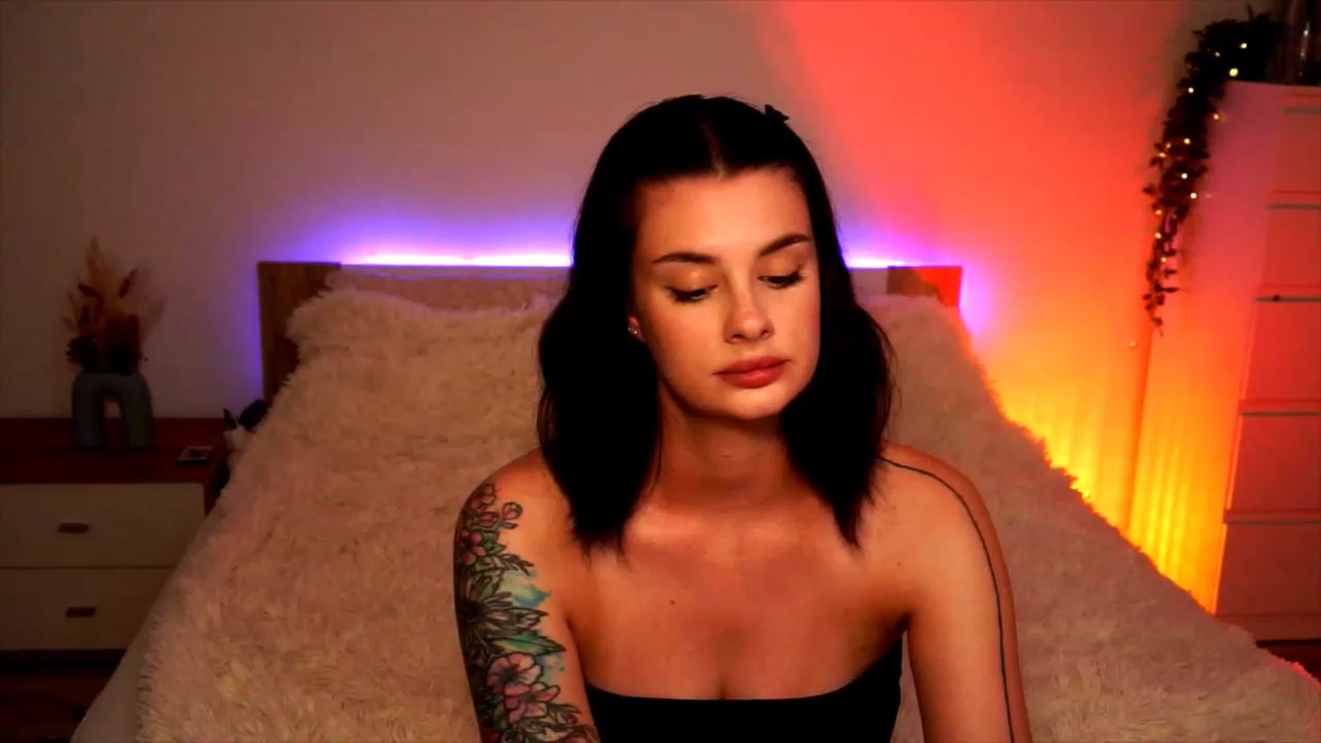 Gallery image thumbnail from lucynutty's myfreecams stream on, 08/10/2023, 18:34 image 1 of 20