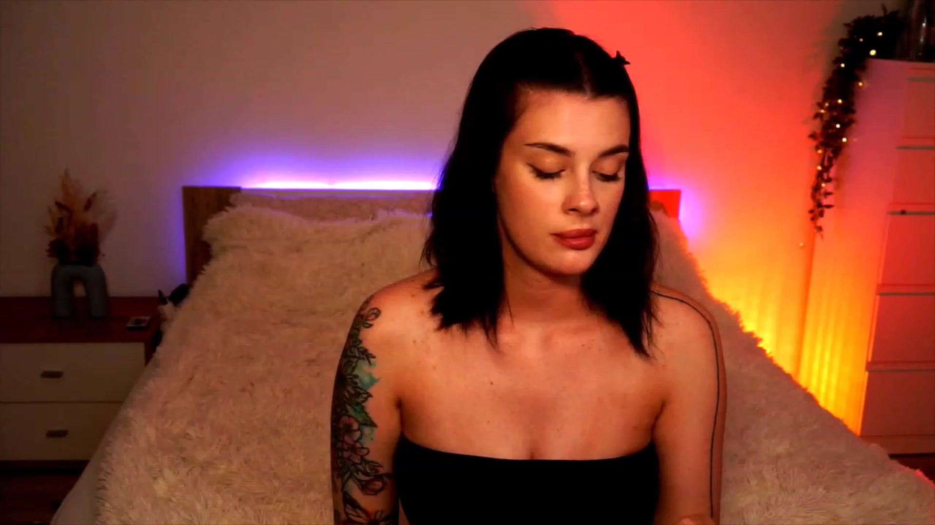 Gallery image thumbnail from lucynutty's myfreecams stream on, 08/10/2023, 18:34 image 18 of 20