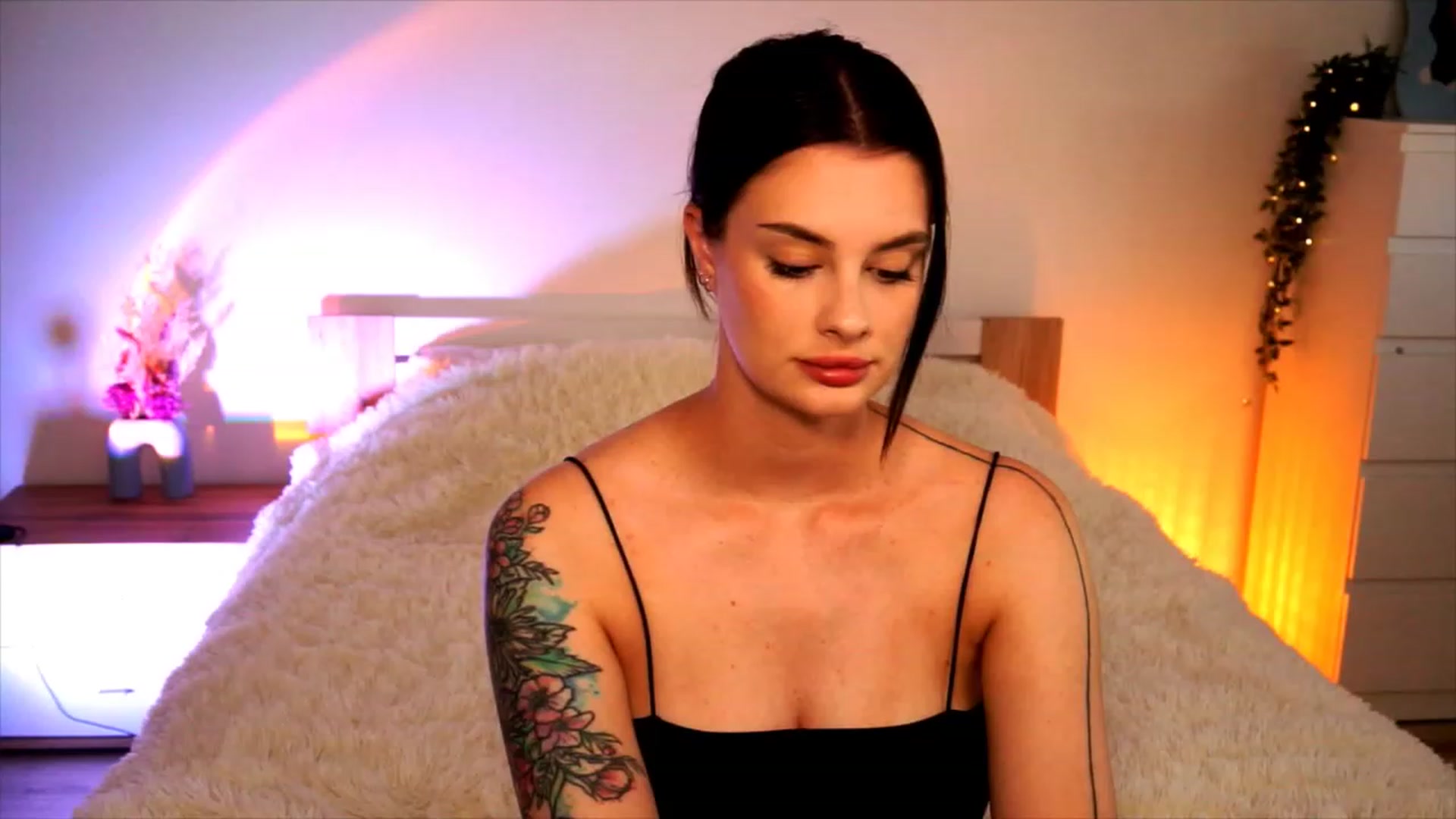 Gallery image thumbnail from lucynutty's myfreecams stream on, 08/12/2023, 09:08 image 7 of 20