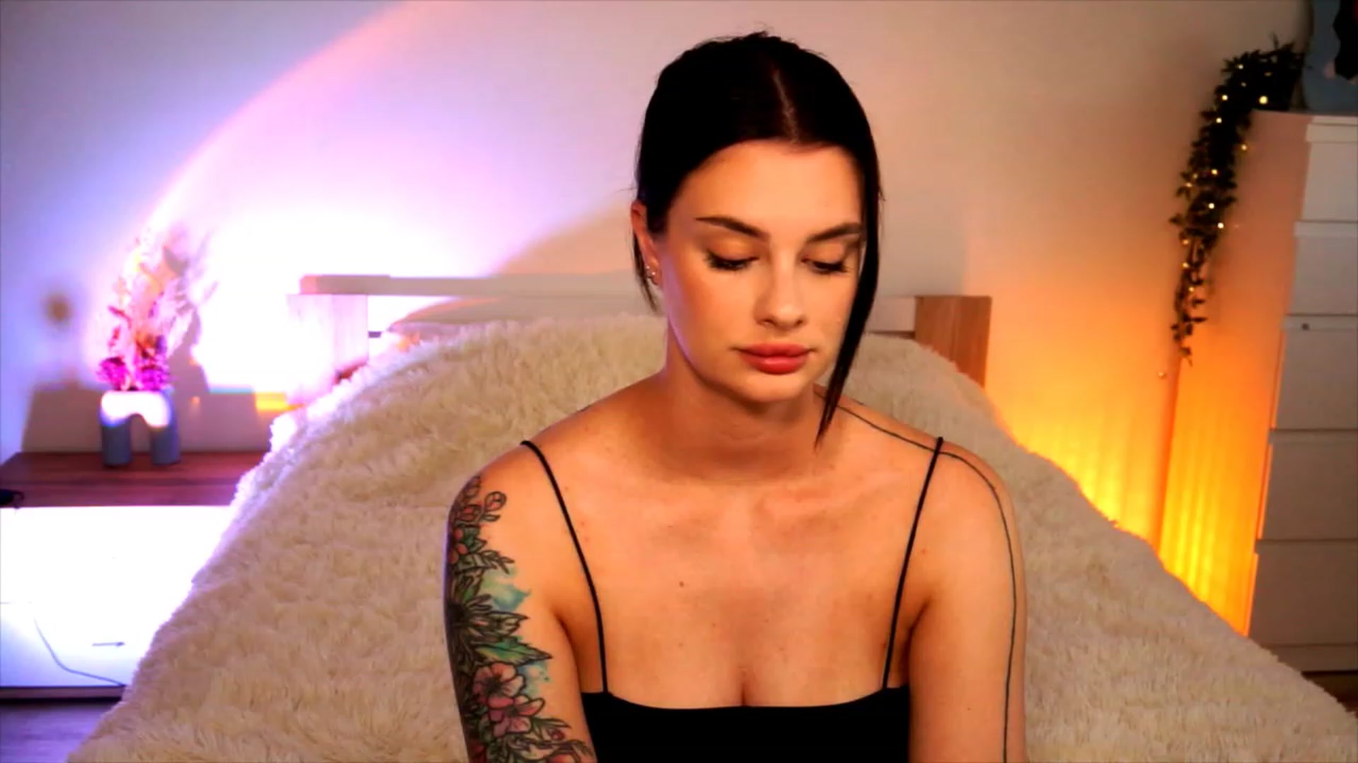 Gallery image thumbnail from lucynutty's myfreecams stream on, 08/12/2023, 09:08 image 8 of 20