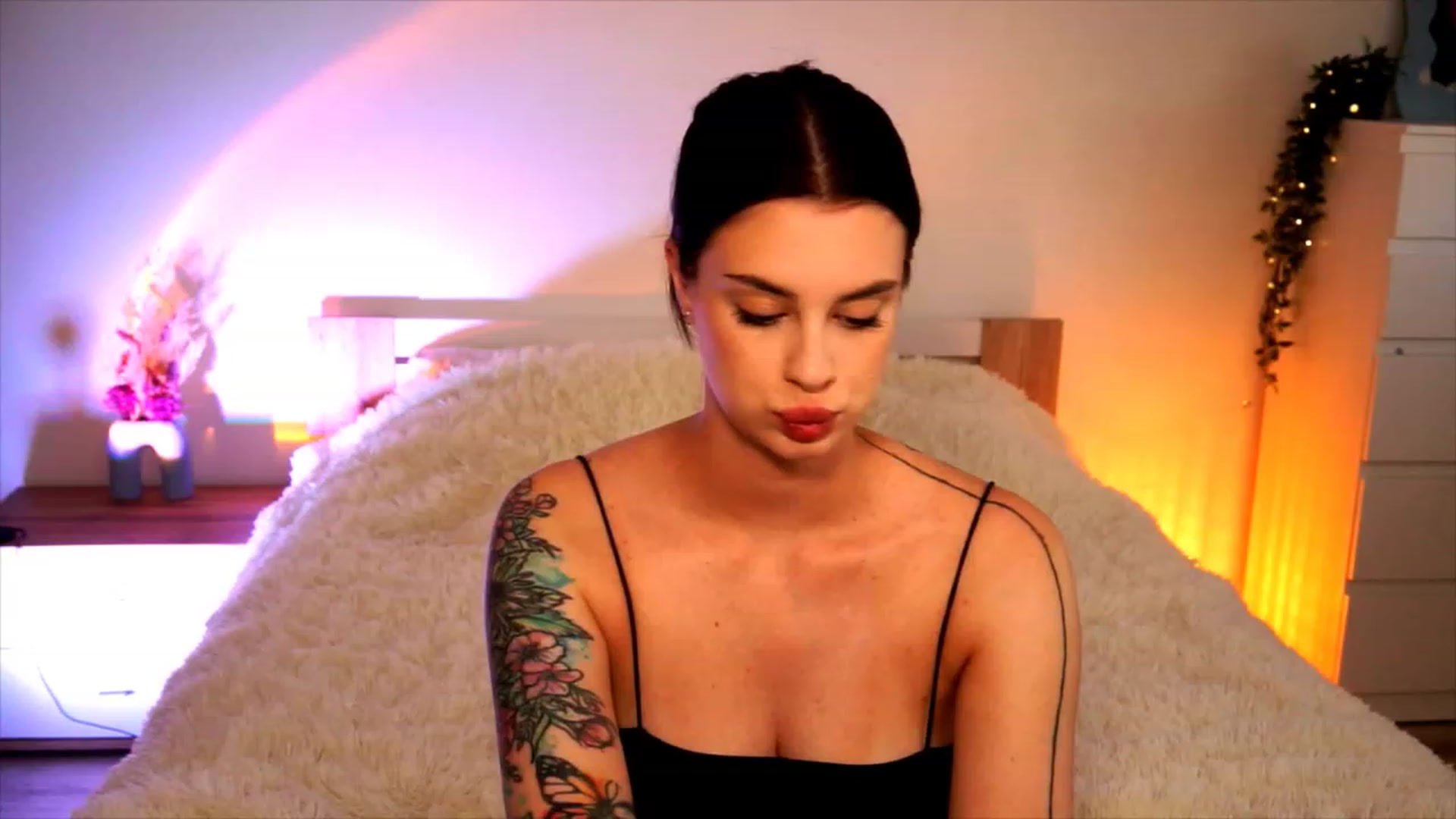 Gallery image thumbnail from lucynutty's myfreecams stream on, 08/12/2023, 09:08 image 4 of 20
