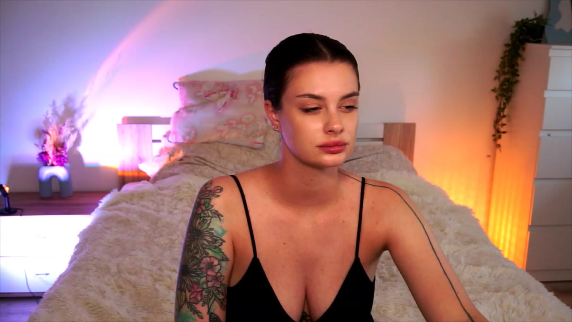 Gallery image thumbnail from lucynutty's myfreecams stream on, 08/13/2023, 14:45 image 1 of 20