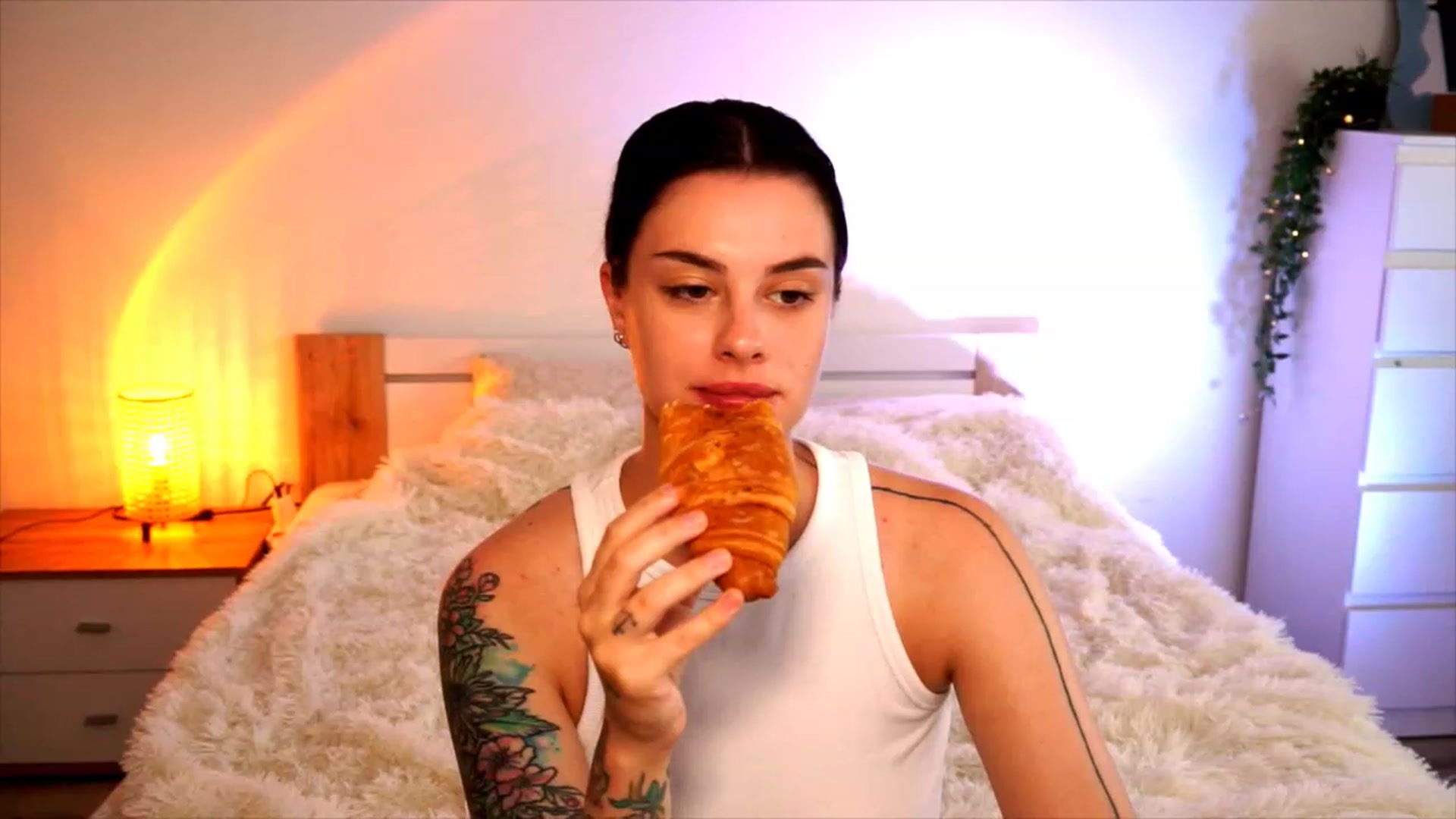 Gallery image thumbnail from lucynutty's myfreecams stream on, 08/17/2023, 08:19 image 17 of 20