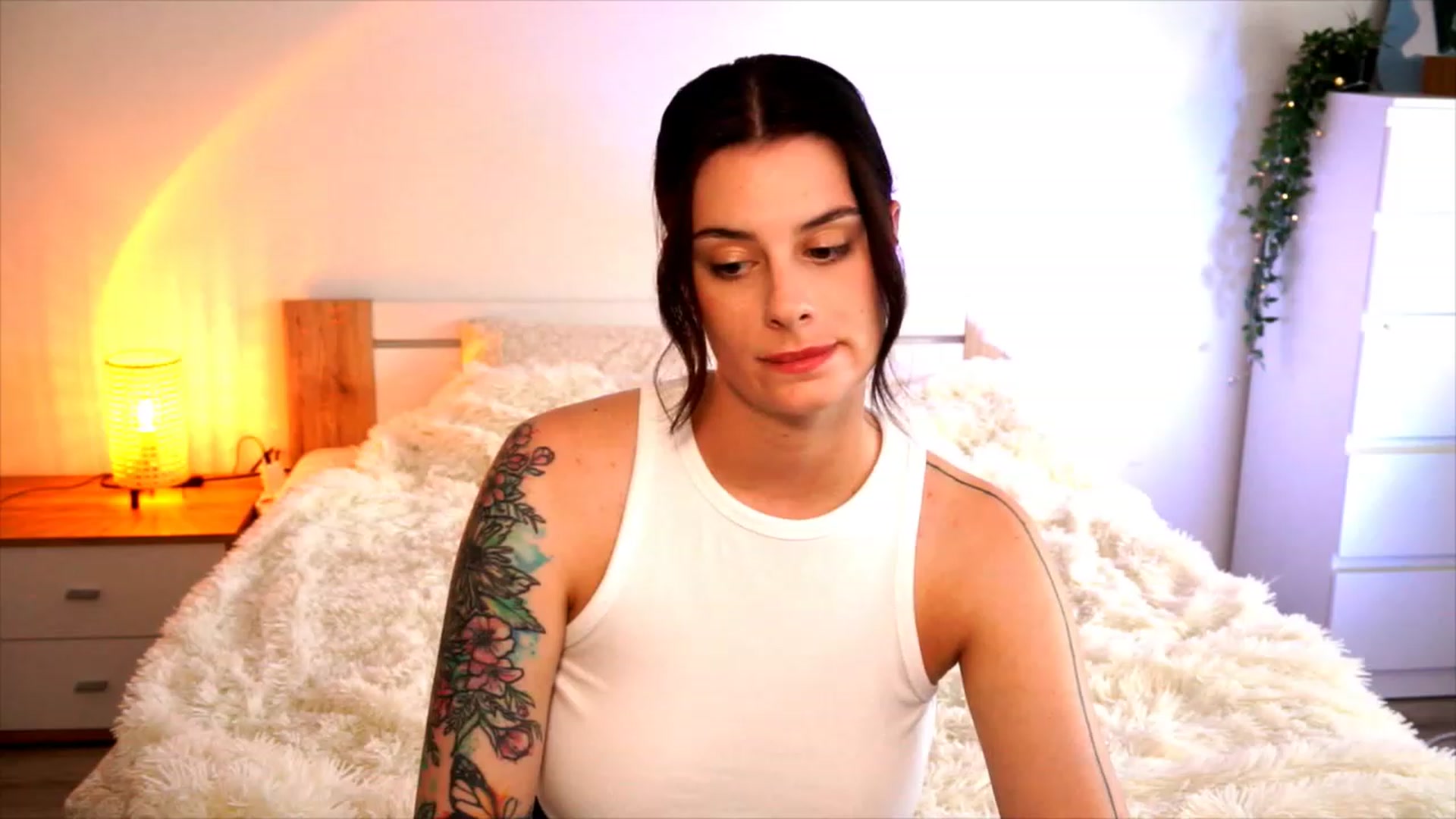 Gallery image thumbnail from lucynutty's myfreecams stream on, 08/17/2023, 13:21 image 5 of 20