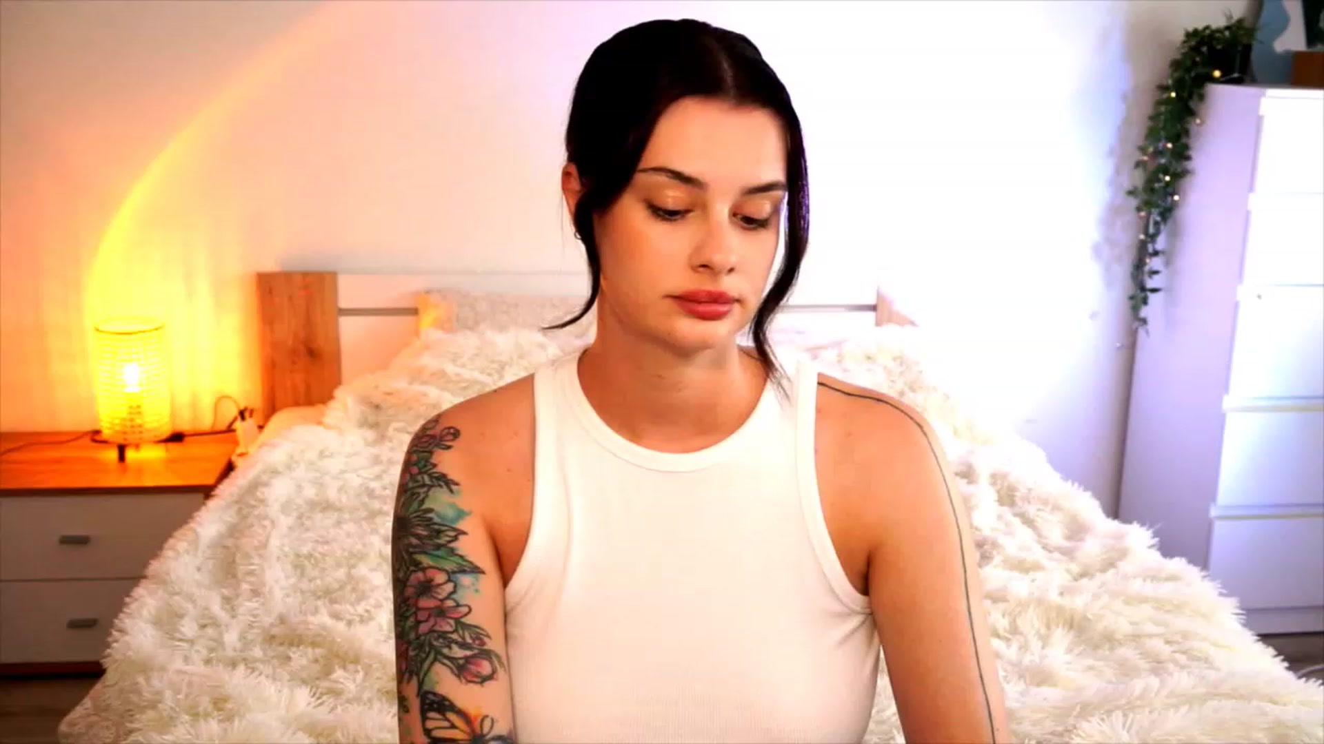 Gallery image thumbnail from lucynutty's myfreecams stream on, 08/17/2023, 13:21 image 1 of 20